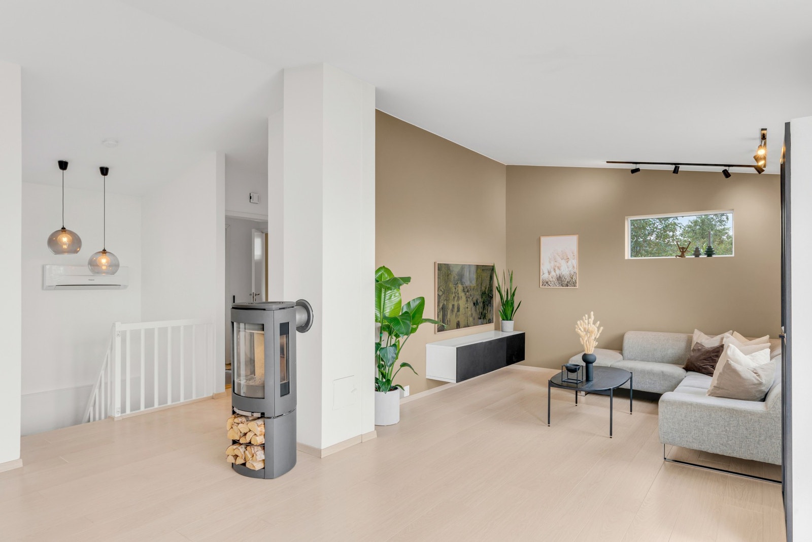 Gjennomgående 1-stavs gulv og vegger malt i tidsriktige fargetoner. Varmepumpe over trapp. Galleribilde