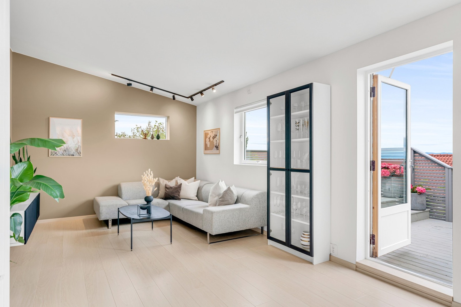 Velkommen til Tverrvegen 25 - et svært flott enderekkehus med garasje! Galleribilde