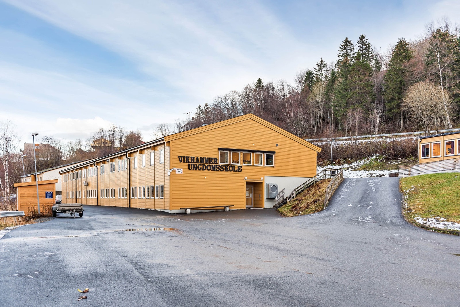 Nærområdet byr på flere skoler, barnehager, dagligvarebutikker, idrettsplasser og turområder. Gode bussforbindelser. Galleribilde
