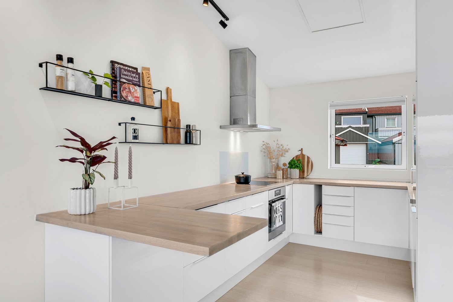 Pent kjøkken fra 2010 med mye skap- og benkeplass. Galleribilde