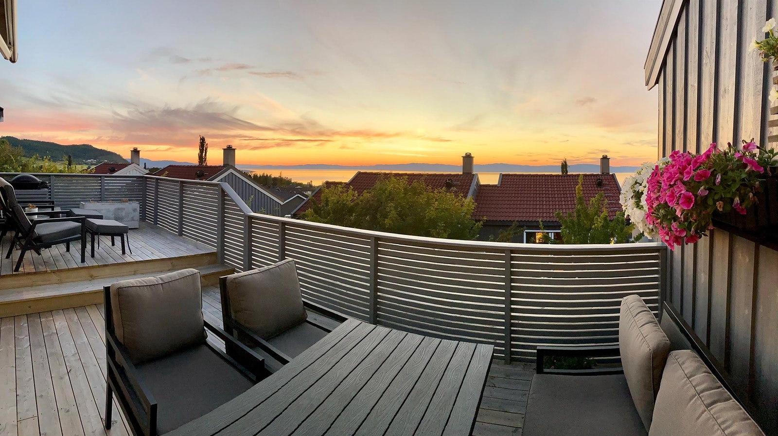 Selgers eget bilde av solnedgang og utsikt fra veranda. Galleribilde