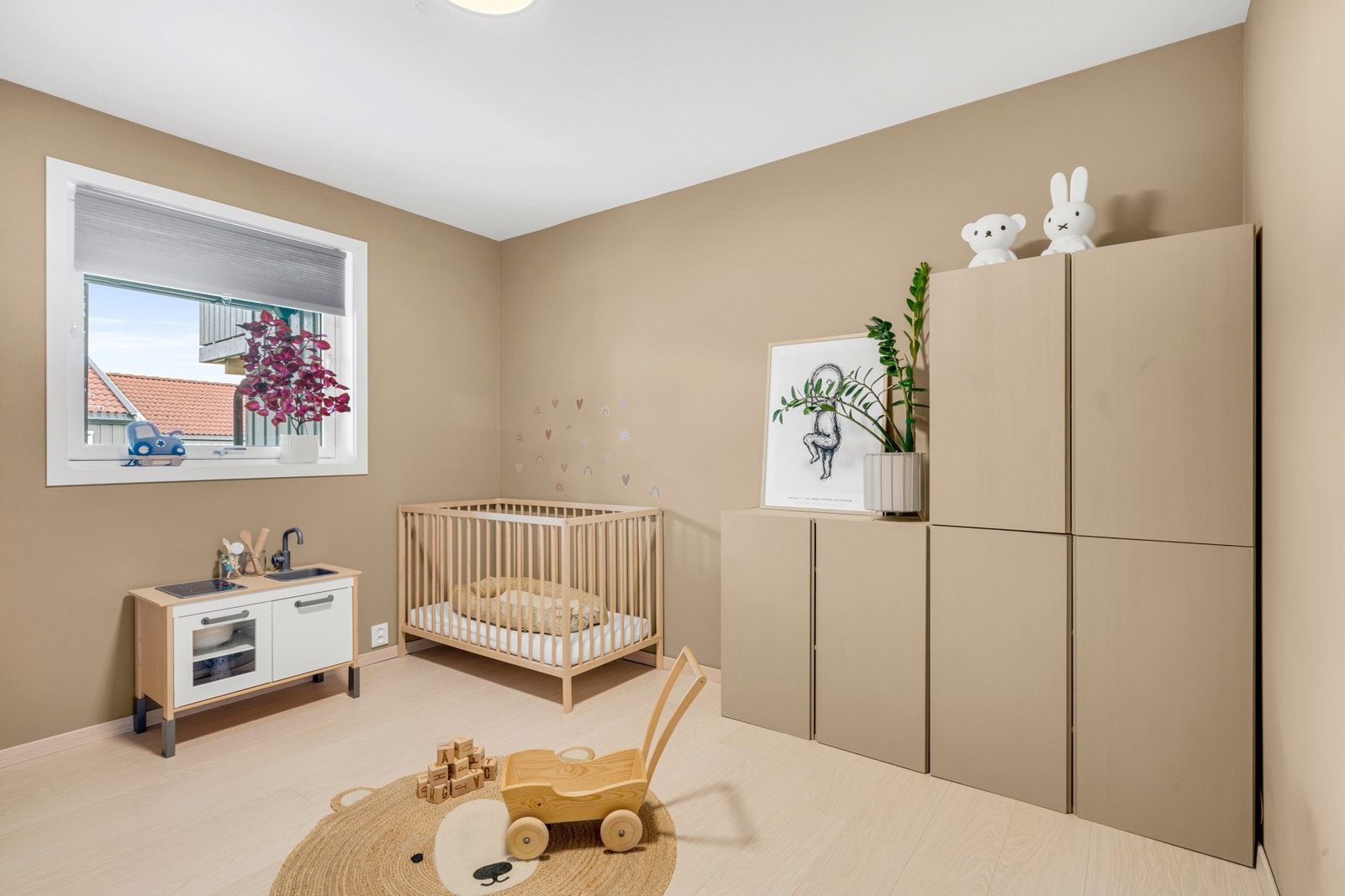 Soverom 3. Alle stikkontakter, lysbrytere og termostater i underetasjen ble byttet i 2020, og er av typen lavtbyggende ELKO Plus. Galleribilde