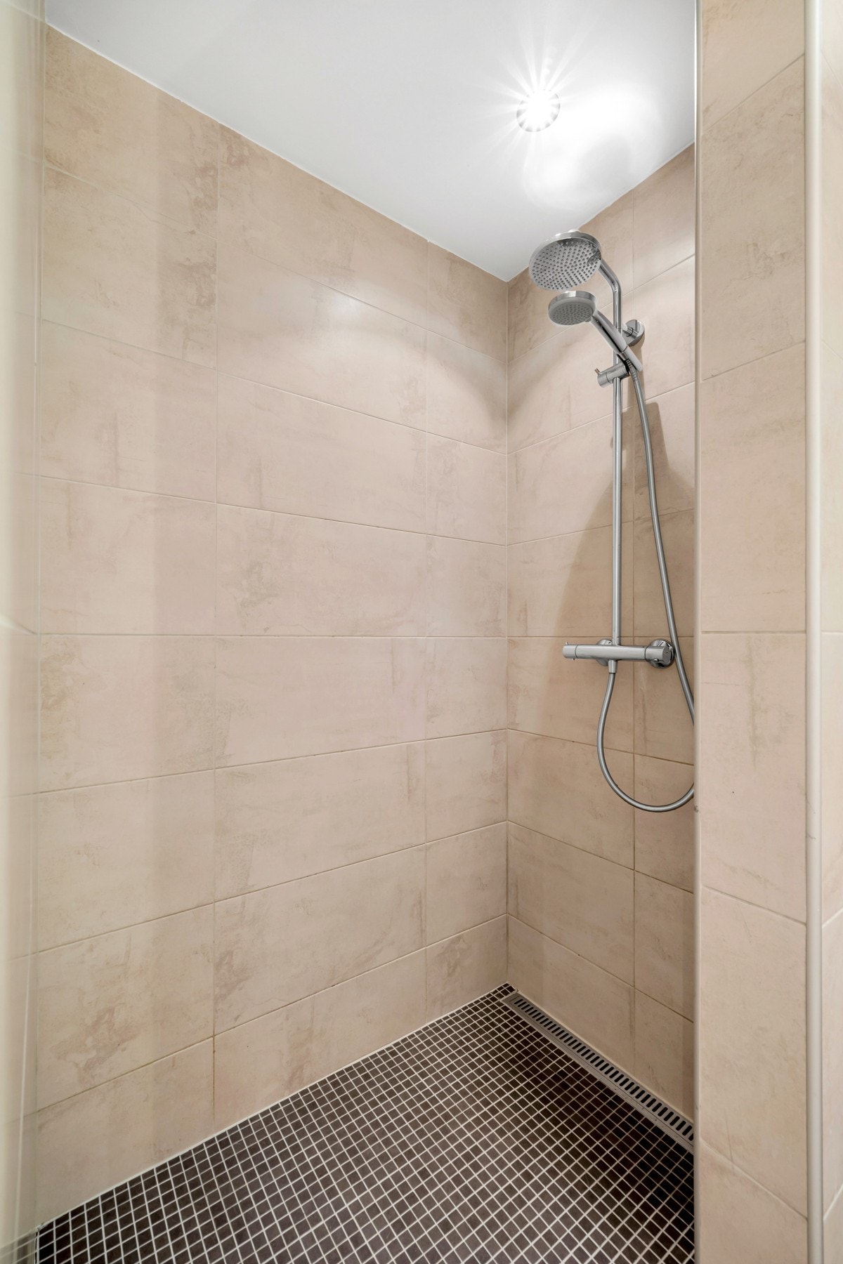 Romslig dusjnisje. Galleribilde