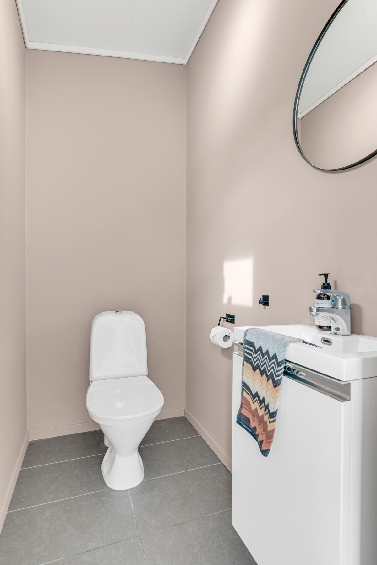 Ved inngangspartiet har man et separat toalettrom - praktisk for både store og små! Galleribilde