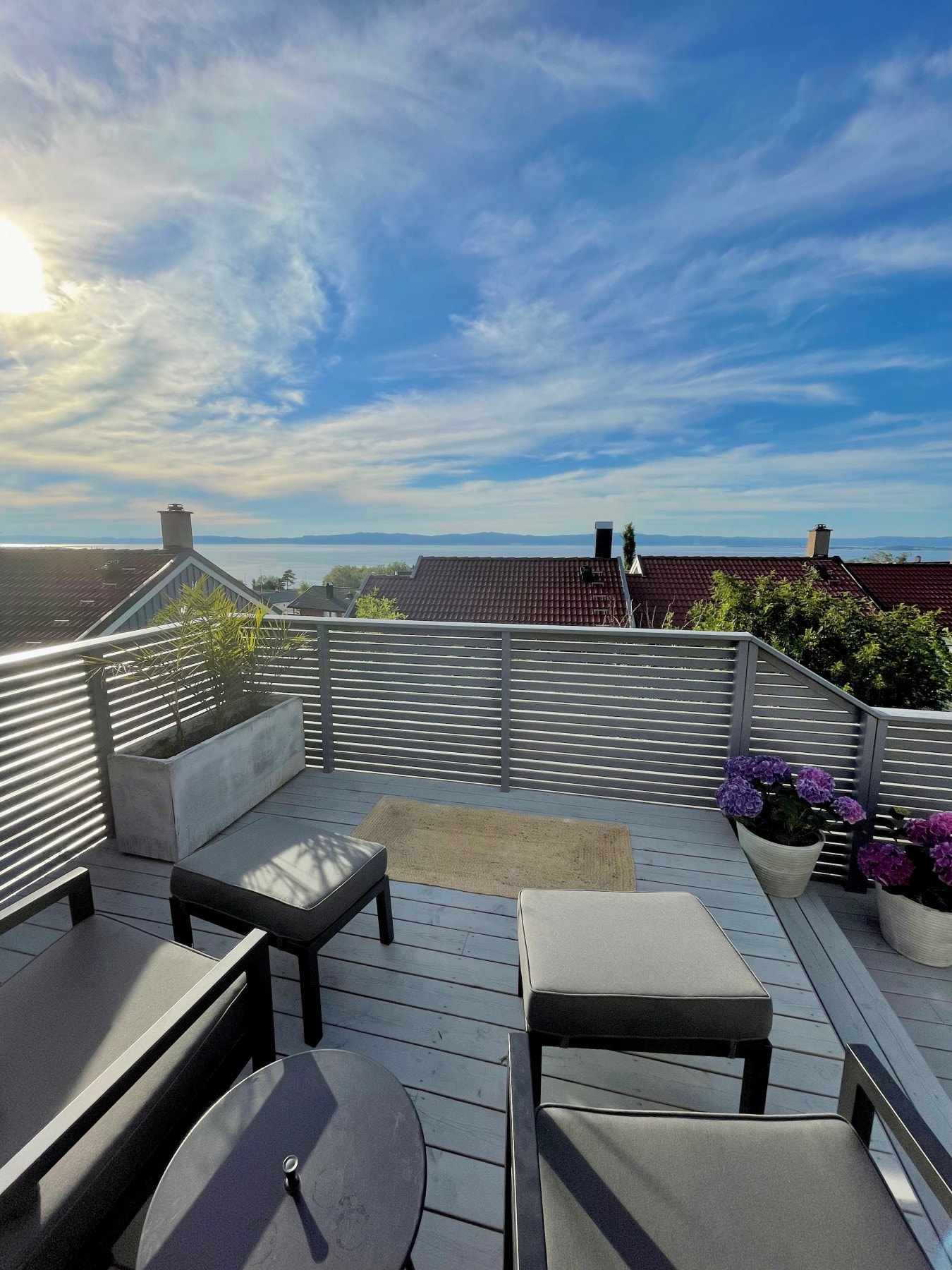 Selgers eget bilde av veranda og utsikt. Galleribilde