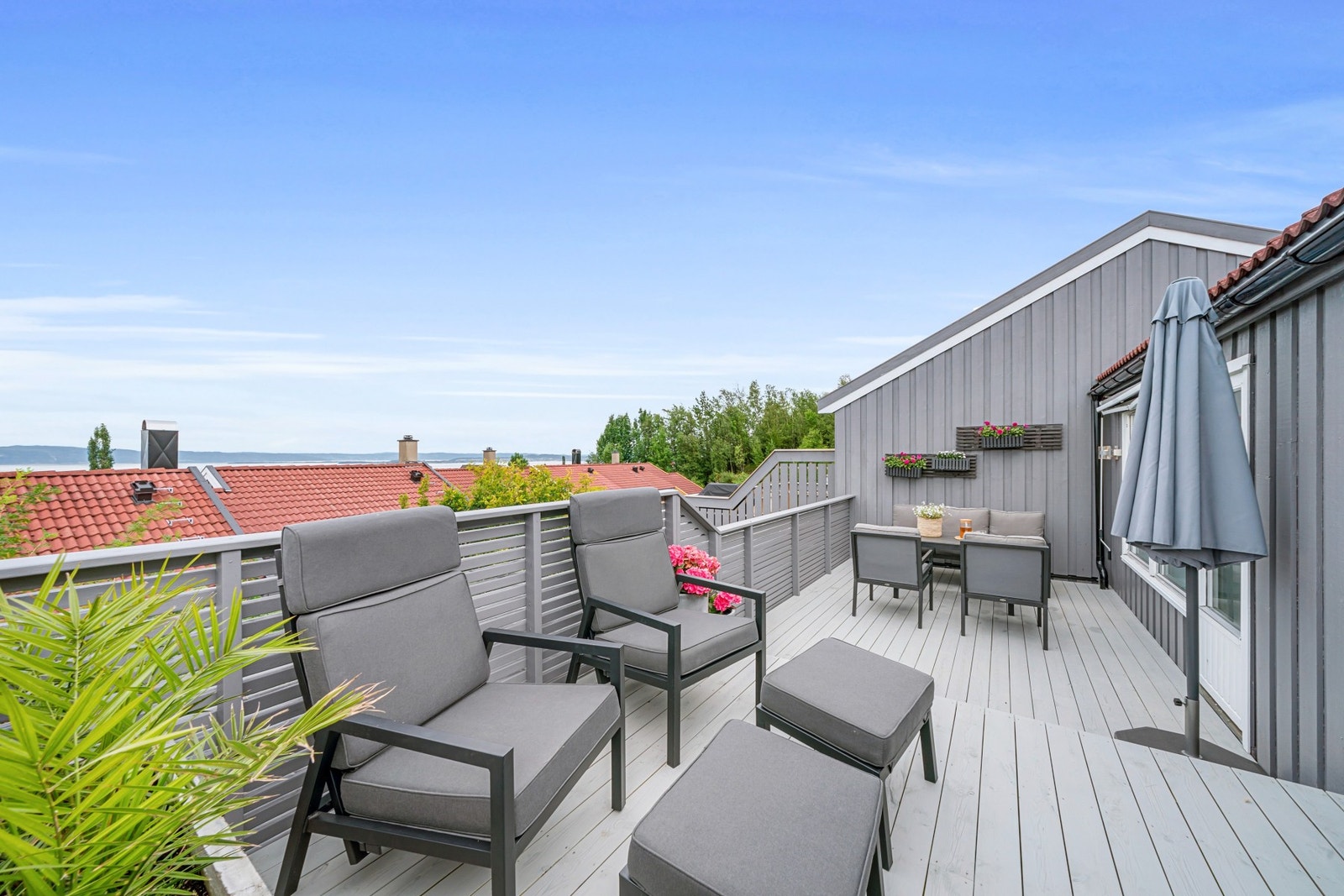 På sommerstid nyter man glimrende solforhold fra soloppgang til solnedgang på eiendommen. Galleribilde