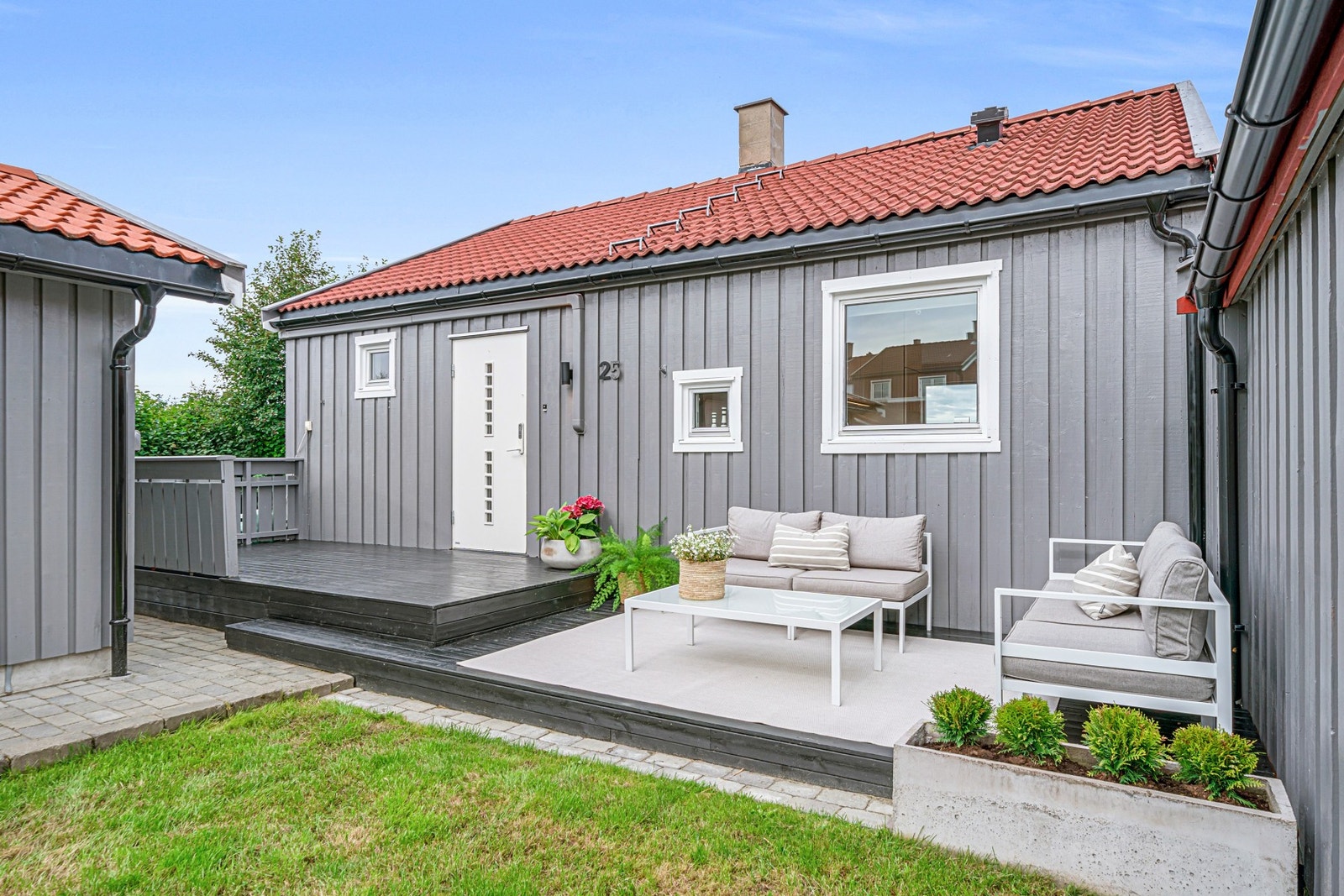 Fasade fremside. Her har man en sørvendt terrasse på 20 kvm og en pent opparbeidet plen. Galleribilde