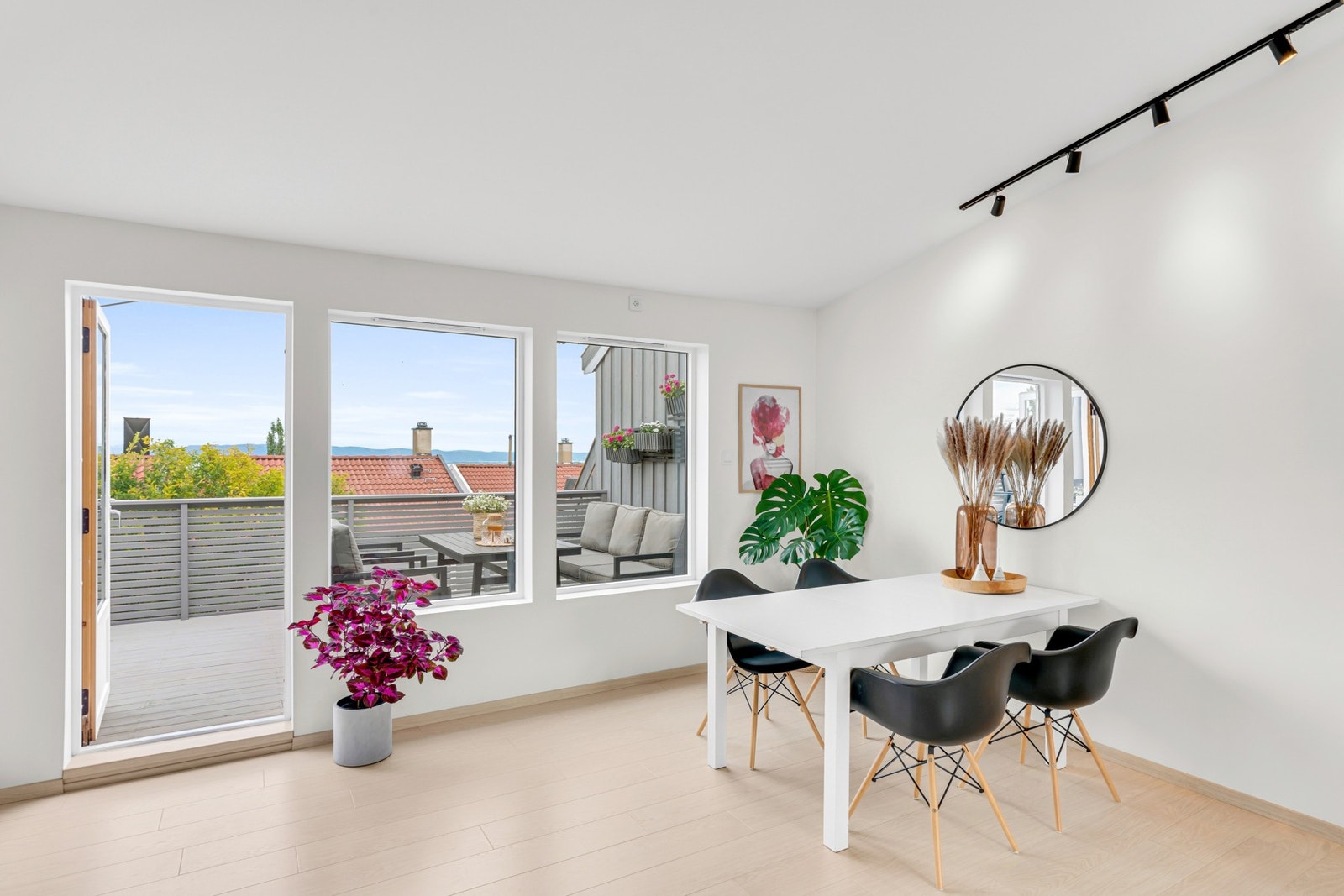 Fra stuen er det utgang til veranda. Galleribilde