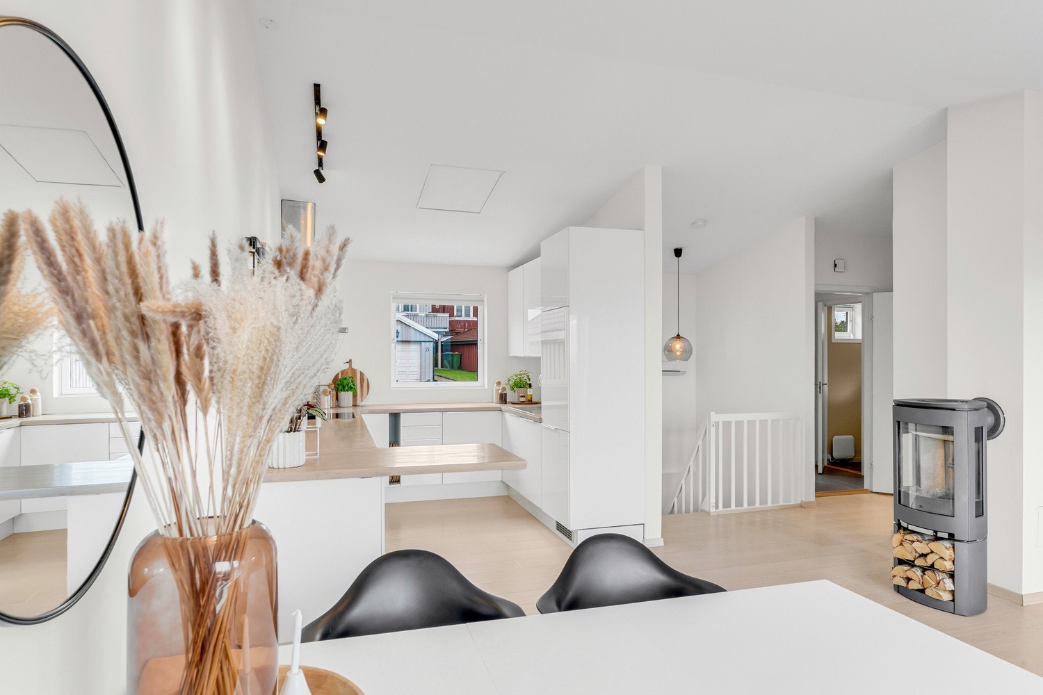 Det ble etablert skjult EL-anlegg i hovedetasjen og installert nye stikkontakter og lysbrytere (lavtbyggende ELKO Plus) i 2017. Galleribilde