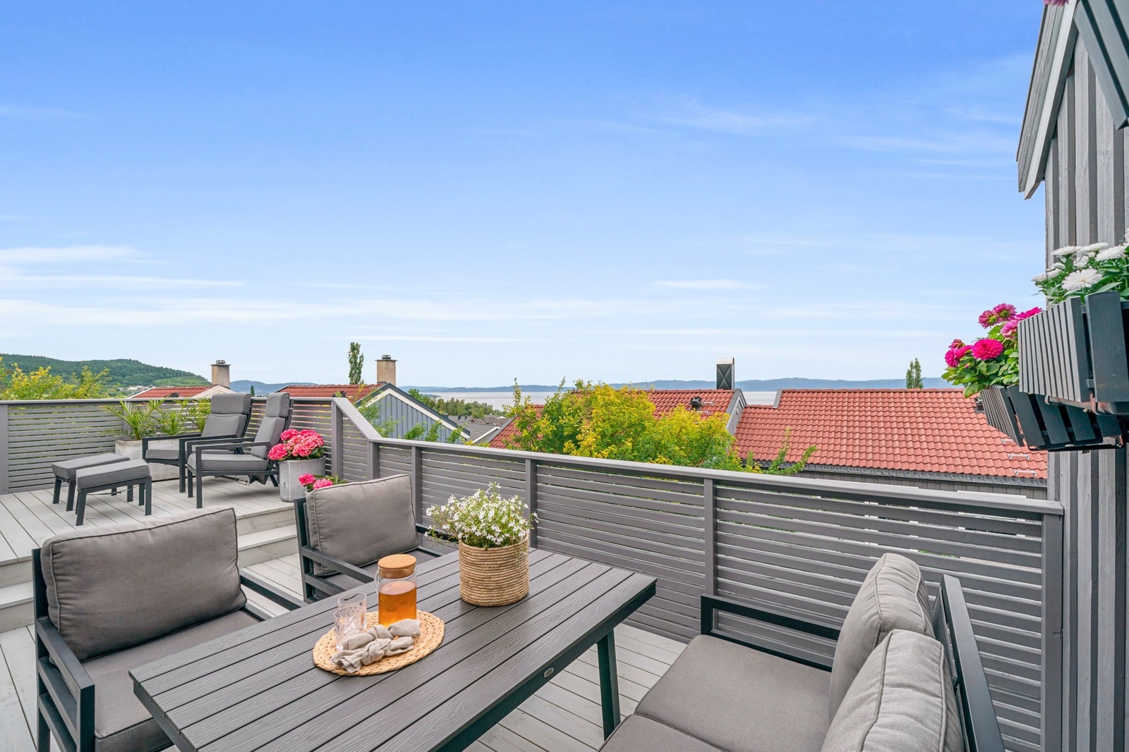 Her sitter man usjenert til og nyter en herlig utsikt over fjorden. Galleribilde