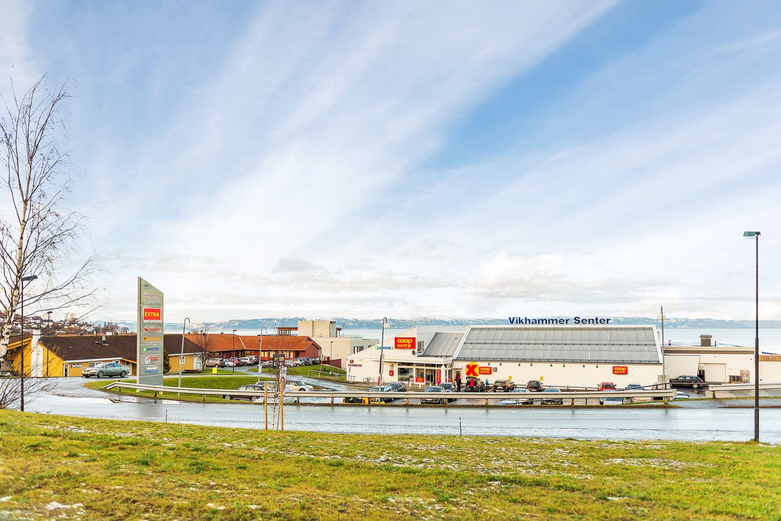 Nærområdet byr på flere skoler, barnehager, dagligvarebutikker, idrettsplasser og turområder. Gode bussforbindelser. Galleribilde