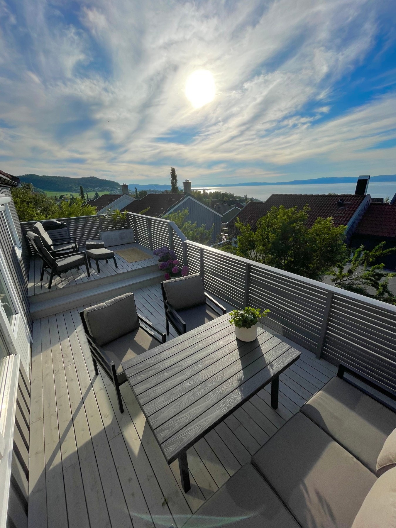 Selgers eget bilde av veranda og utsikt. Galleribilde