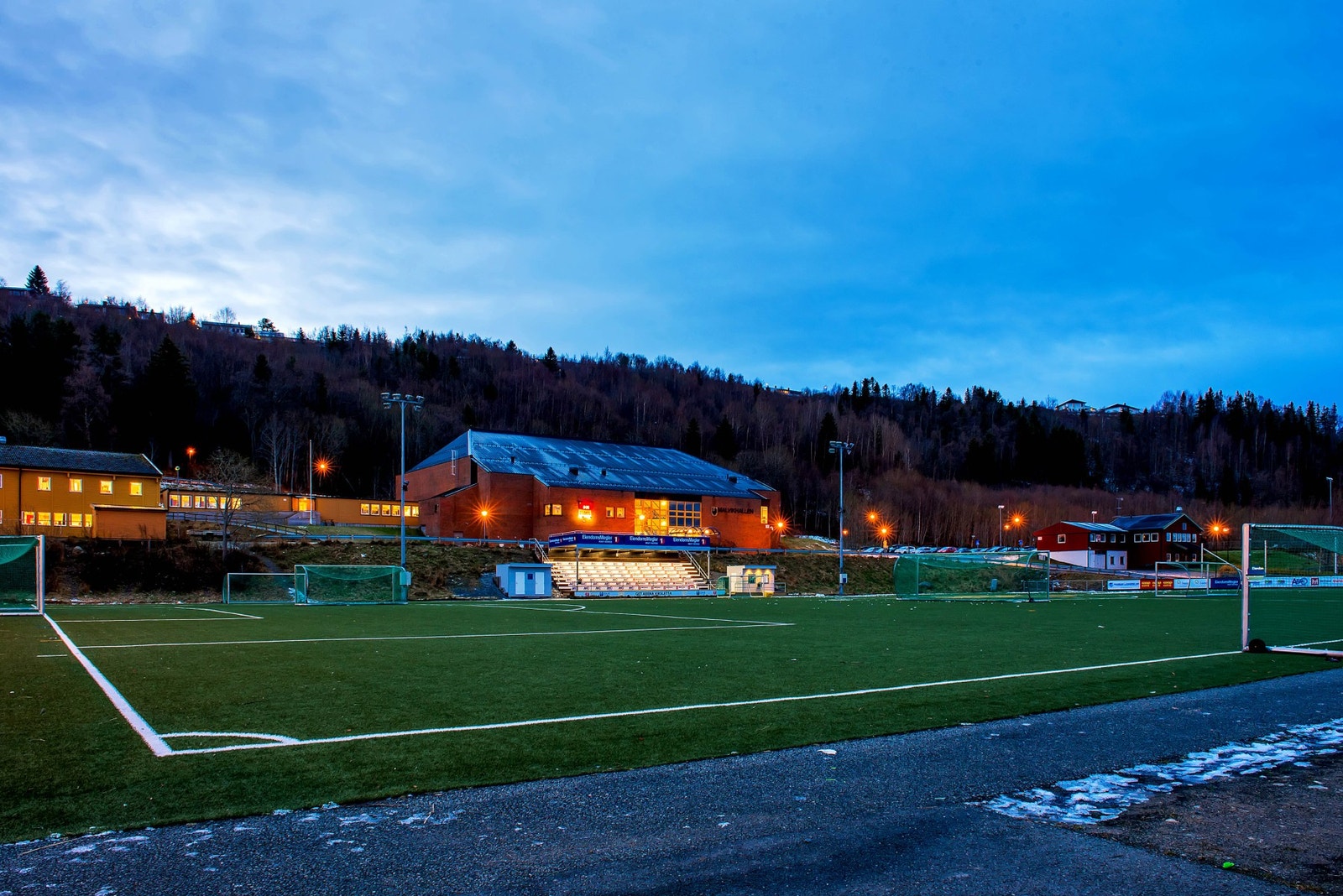 Nærområdet byr på flere skoler, barnehager, dagligvarebutikker, idrettsplasser og turområder. Gode bussforbindelser. Galleribilde