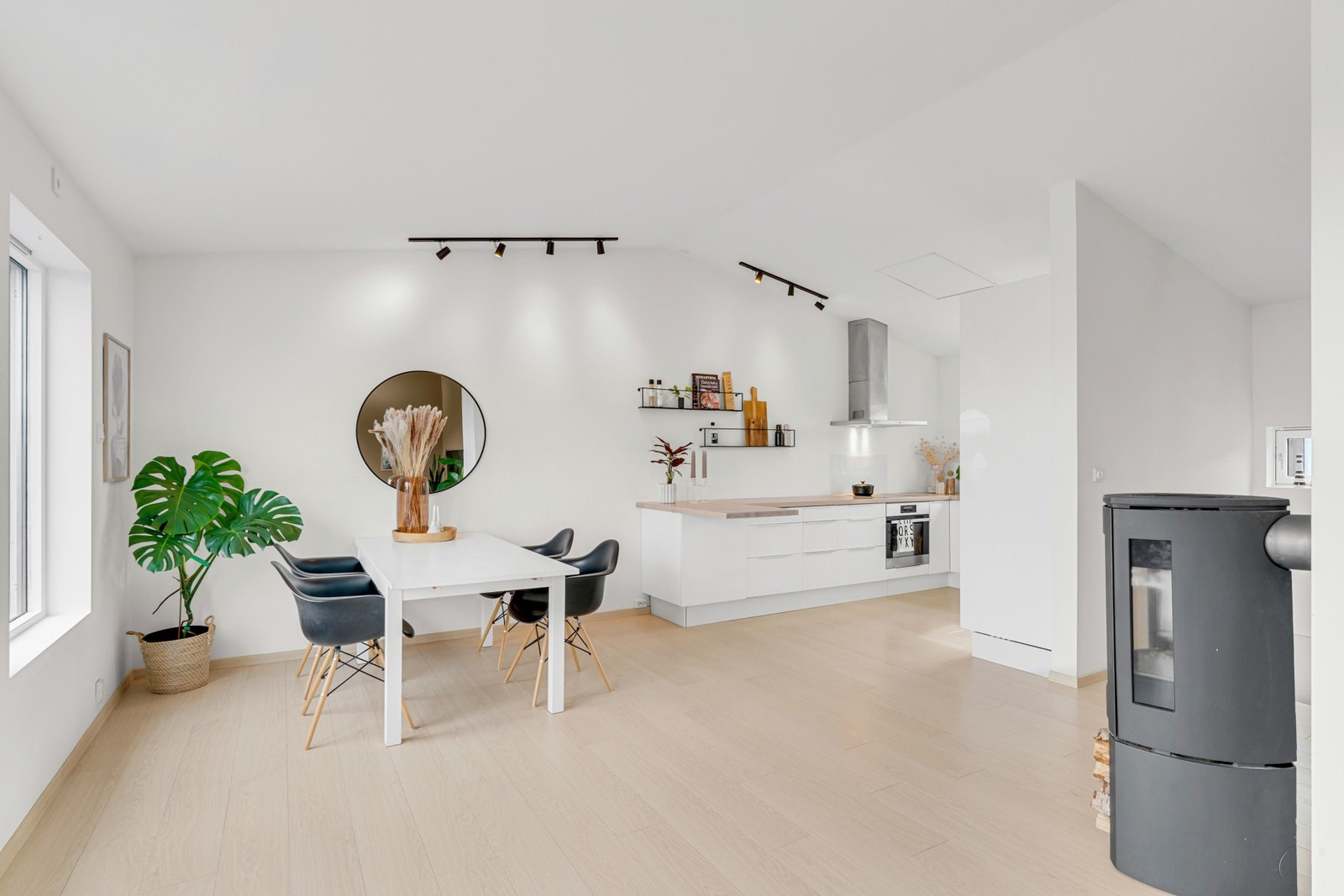 God plass til stort spisebord overgang til kjøkken. Galleribilde