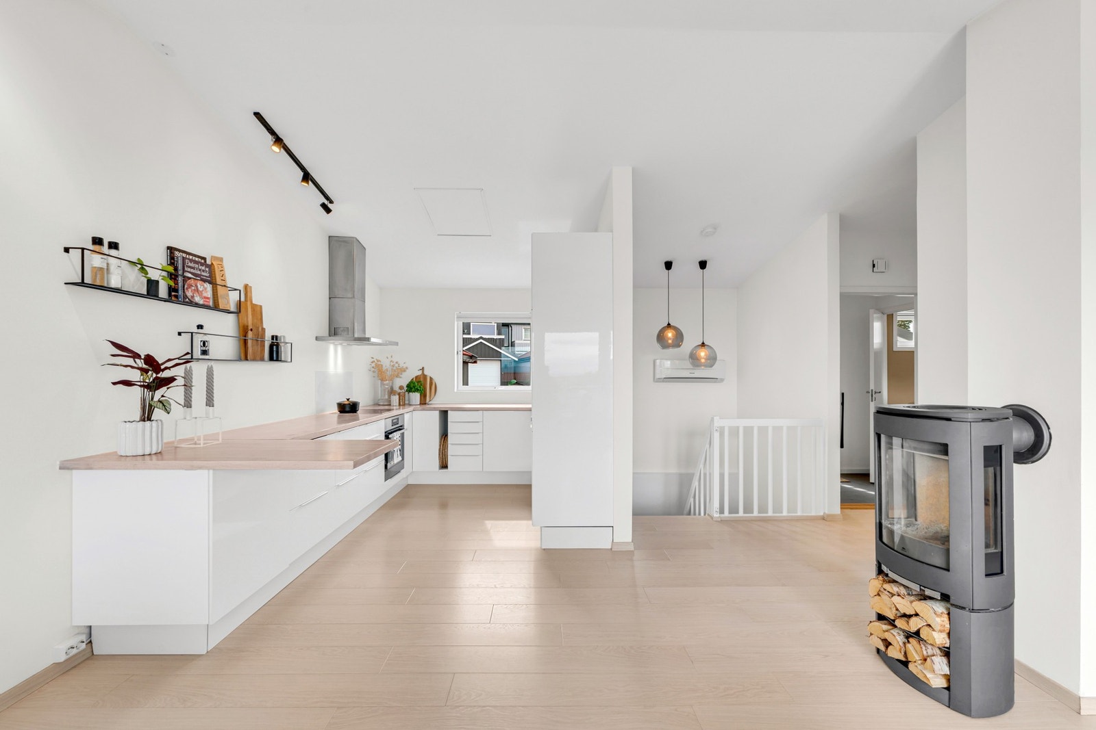 Stue og kjøkken er på hele 40 kvm. Det er lagt gips på vegger og i tak. Galleribilde