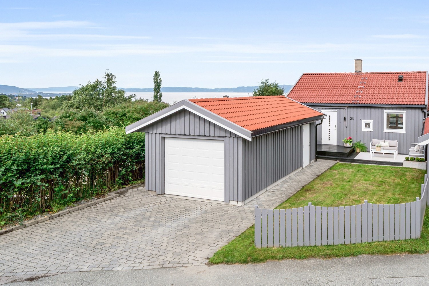 Egen garasje på tomt. Gårdsplass er oppgradert med belegningsstein. Galleribilde