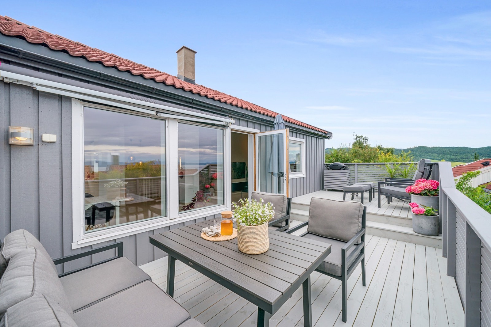 God plass til flere sittegrupper og grill. Galleribilde