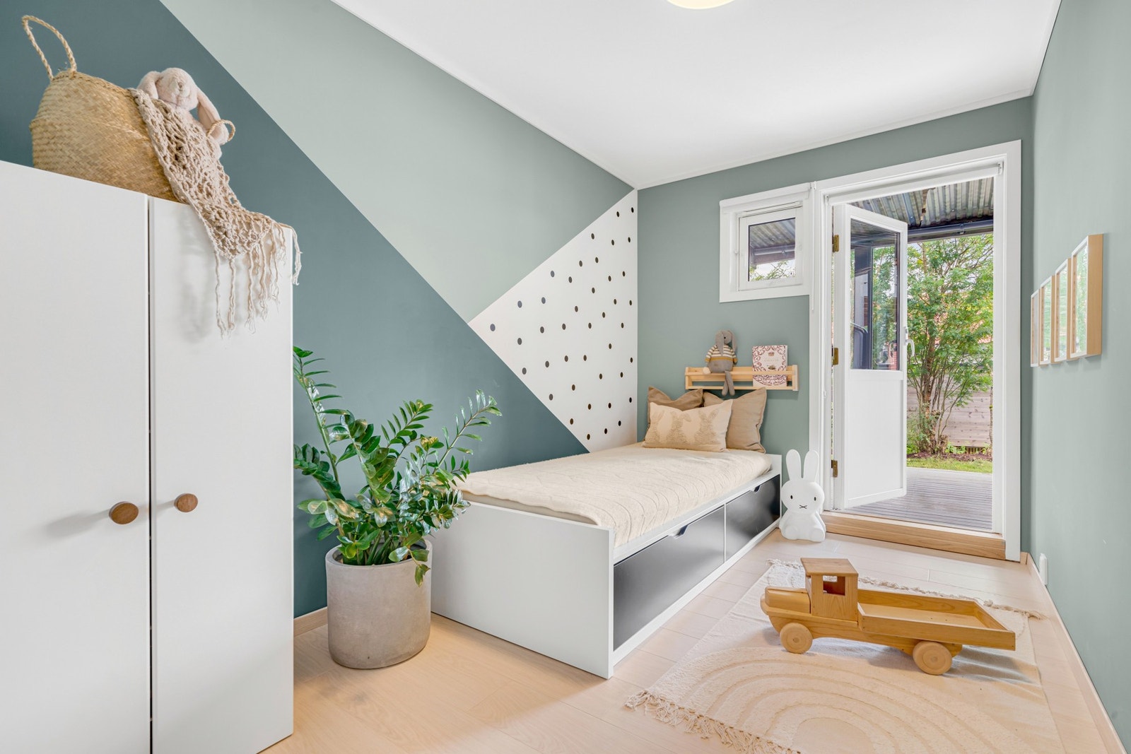 Det andre soverommet har utgang til terrasse og plen. Galleribilde