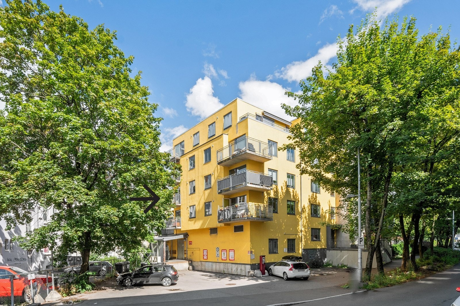 - Fasade, leiligheten ligger skjermet til i bygget - Galleribilde
