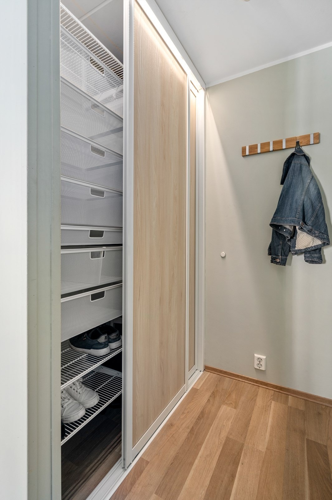 - I entré har man et til integrert garderobeskap hvor man f.eks. kan oppbevare yttertøy - Galleribilde