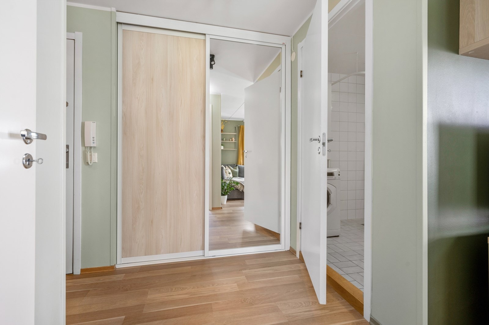 - Entré med innebygd skyvedørsgarderobe m/speil - Galleribilde