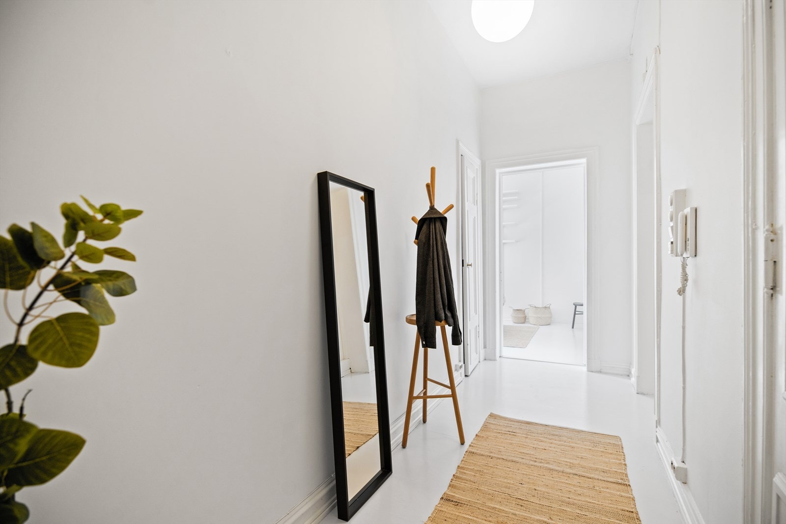 Lys og pen entré med god takhøyde som gir et godt førsteinntrykk av leiligheten. Det er heis i bygget. Galleribilde