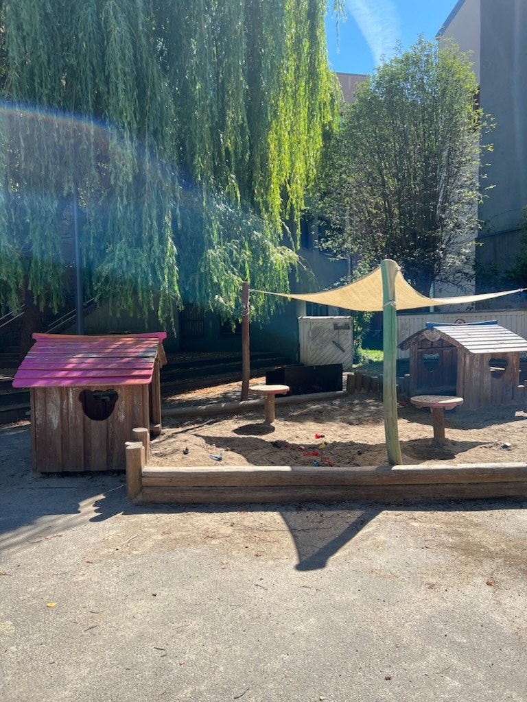 Fra bakgården er det direkte adkomst via port til lekeplass. Galleribilde