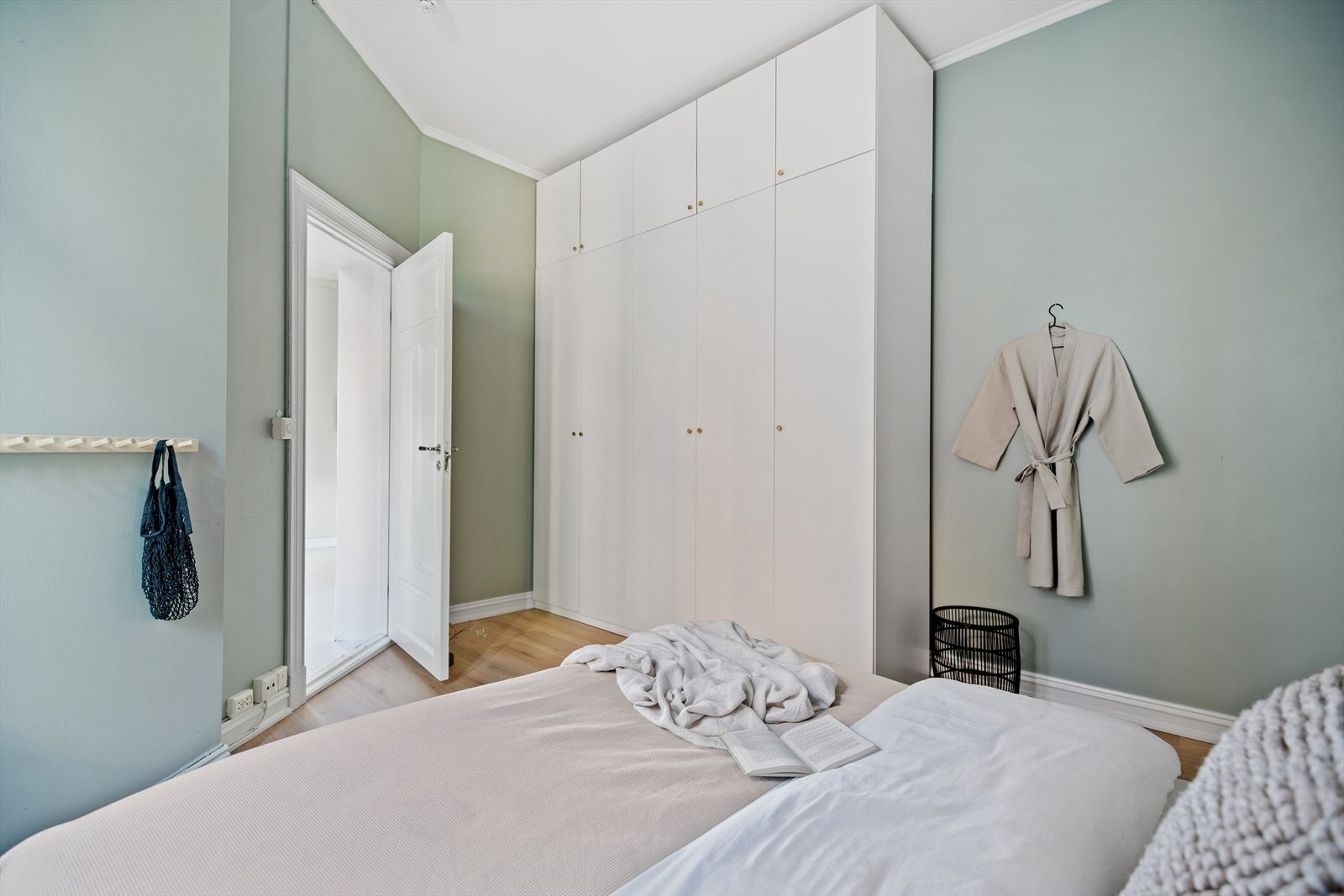 I garderobeskapet er det god oppbevaringsplass til klær. Galleribilde