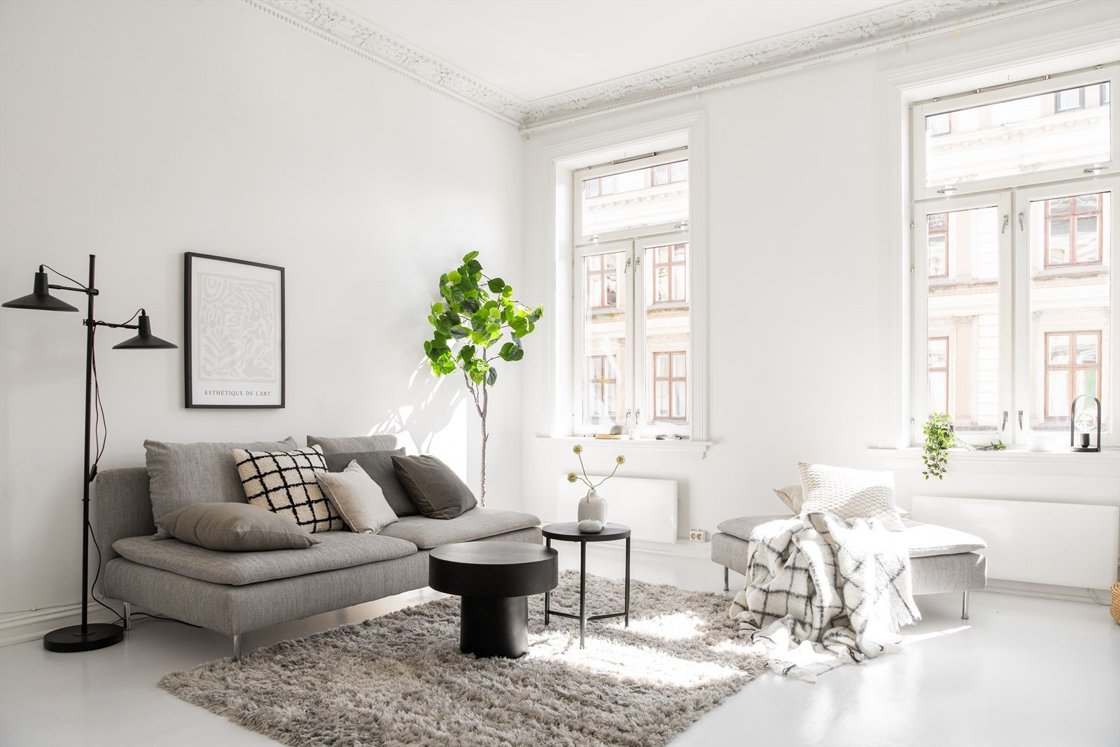 Gjennomgående i leilighetens oppholdsrom er det flotte lysmalte gulv. Galleribilde