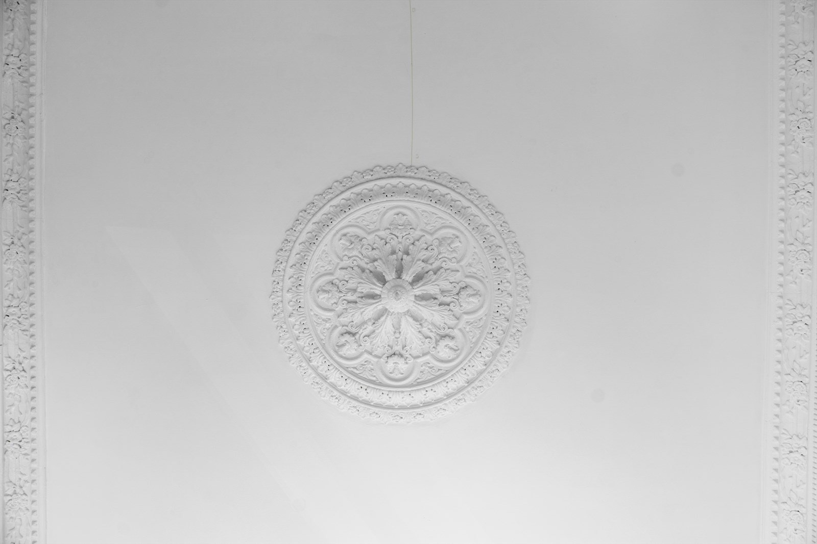 Leiligheten har klassiske detaljer som takhøyde opptil 3,06 meter, store vindusflater, stukkatur og rosetter. Galleribilde