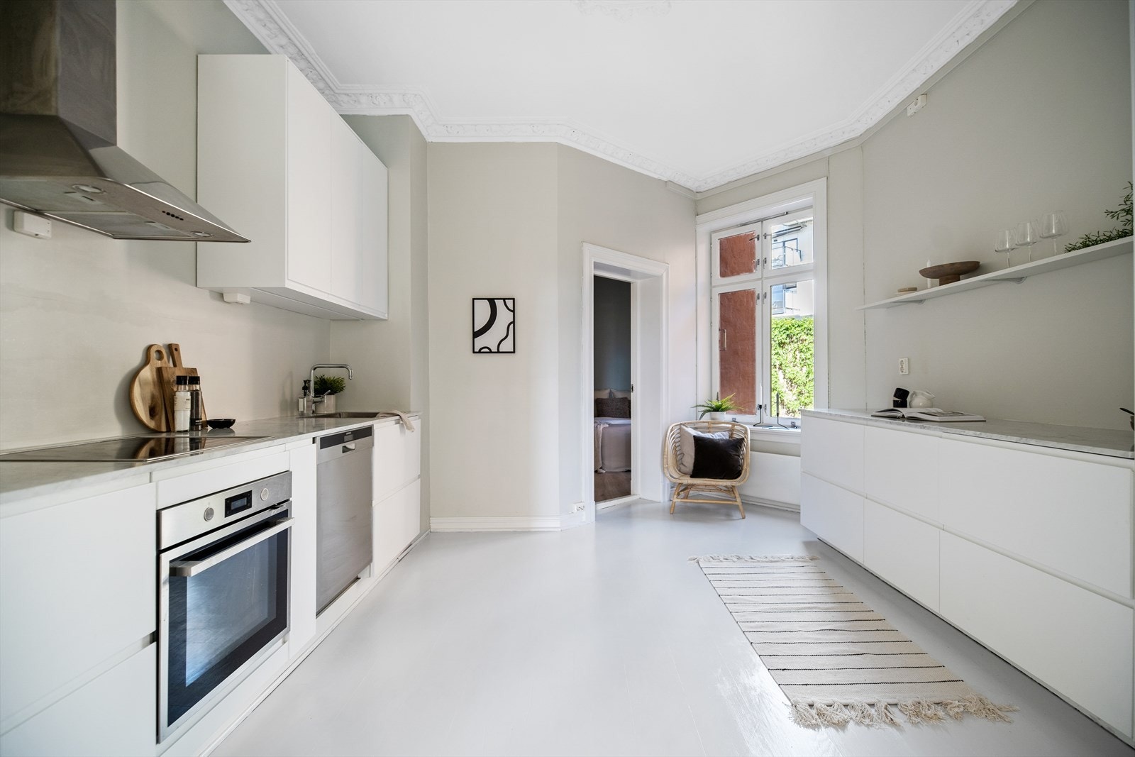 Moderne og stilrent kjøkken (2018) med lekre benkeplater i marmor. Galleribilde