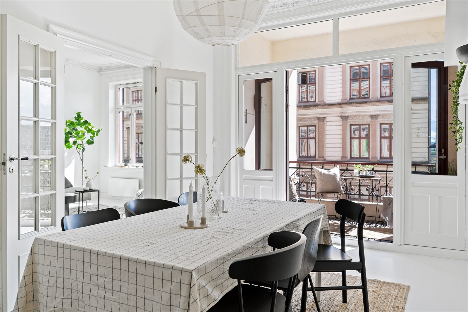 Spisestuen har god plass til stort spisebord som inviterer til hyggelige middager med venner og familie. Rosett og stukkatur i himling. Galleribilde