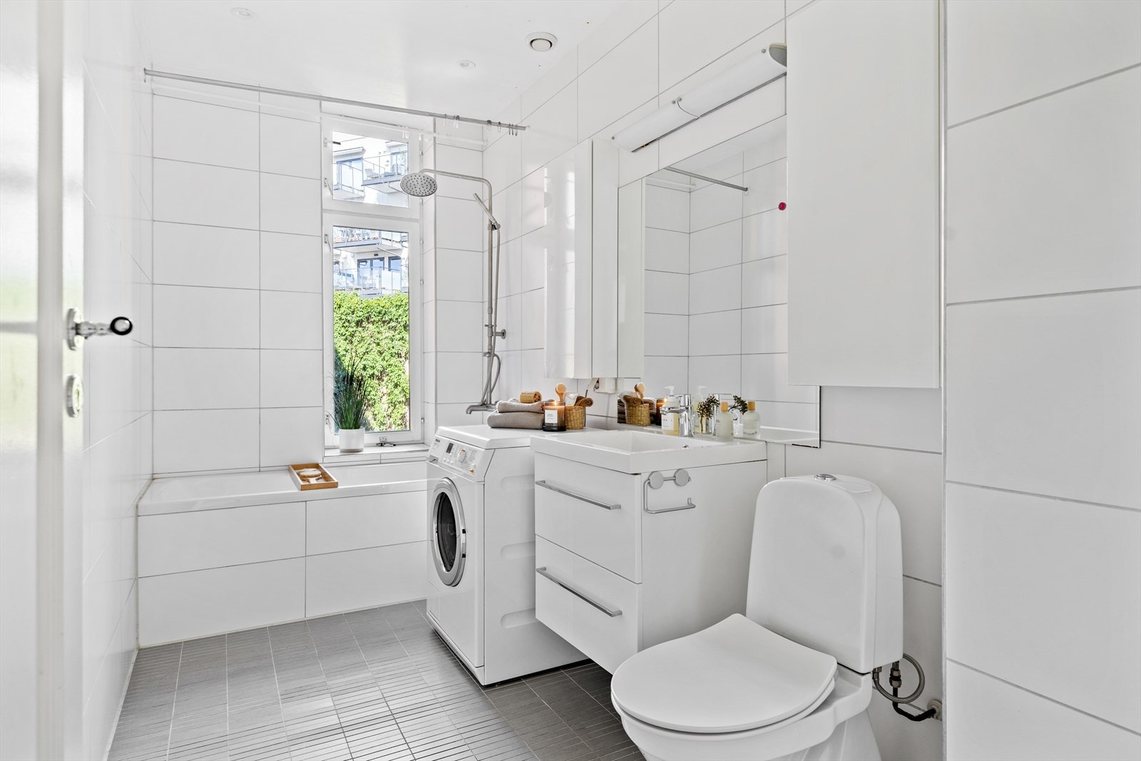 Baderom fra 2009 med flislagte gulv- og veggoverflater, samt malt, senket himling med innfelte LED downlights med dimmer. I gulvet er det varmekabler. Galleribilde