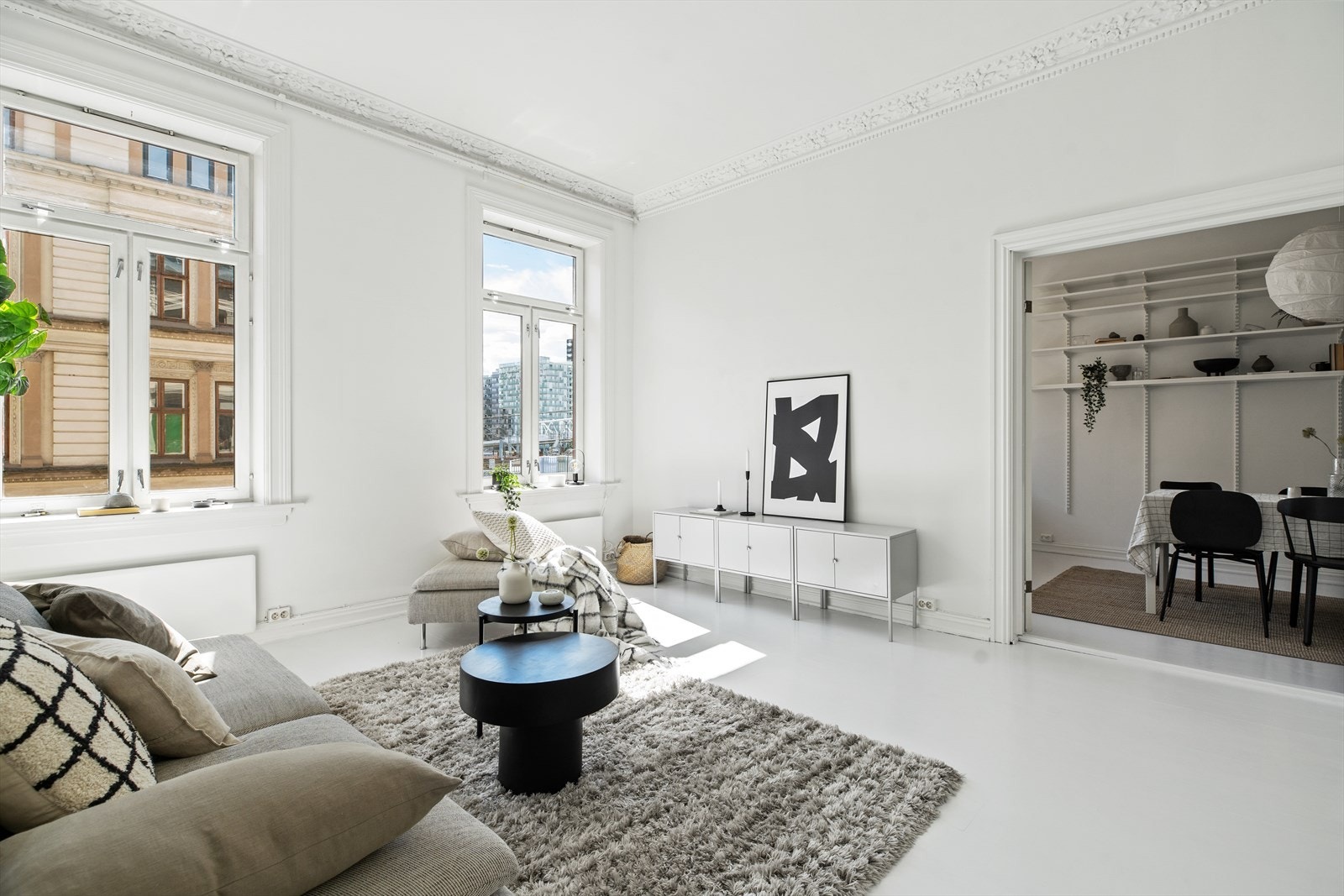 Romslig stue med store vindusflater og takhøyde på over 3 meter. Galleribilde