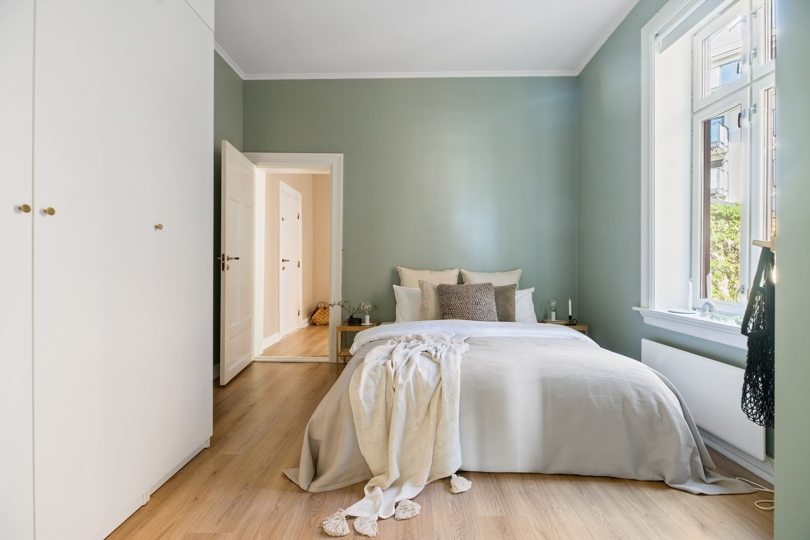 Stort hovedsoverom med plass til dobbeltseng med nattbord på hver side. Rommet vender mot rolig bakgård. Galleribilde