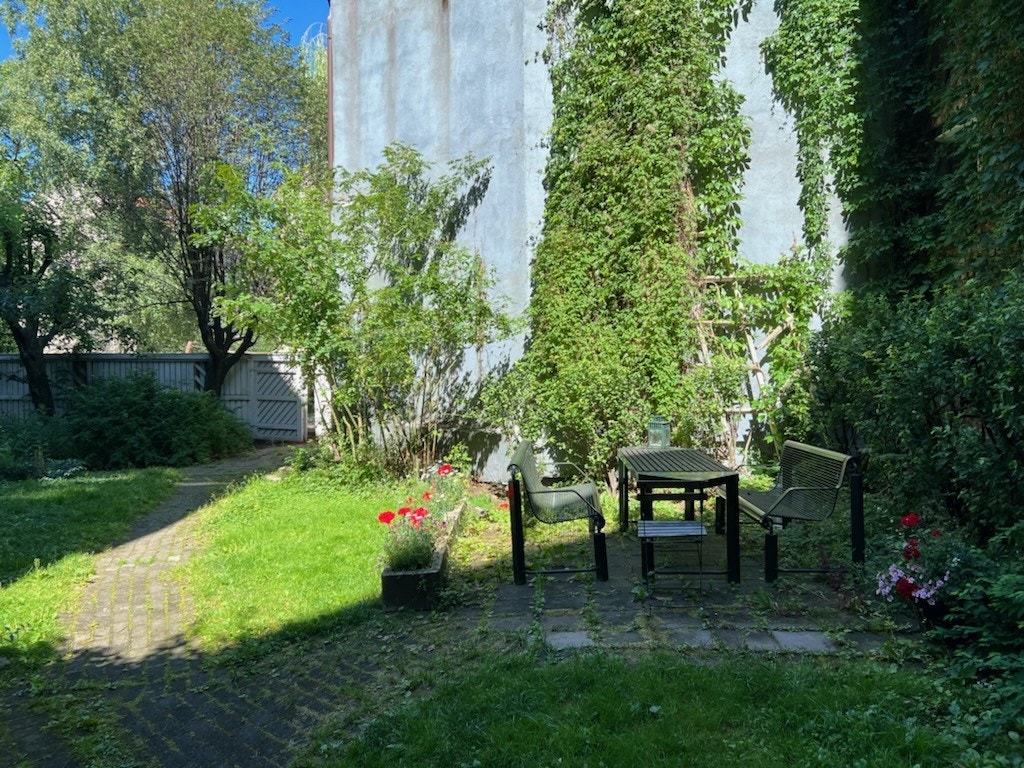 Felles bakgård. Galleribilde