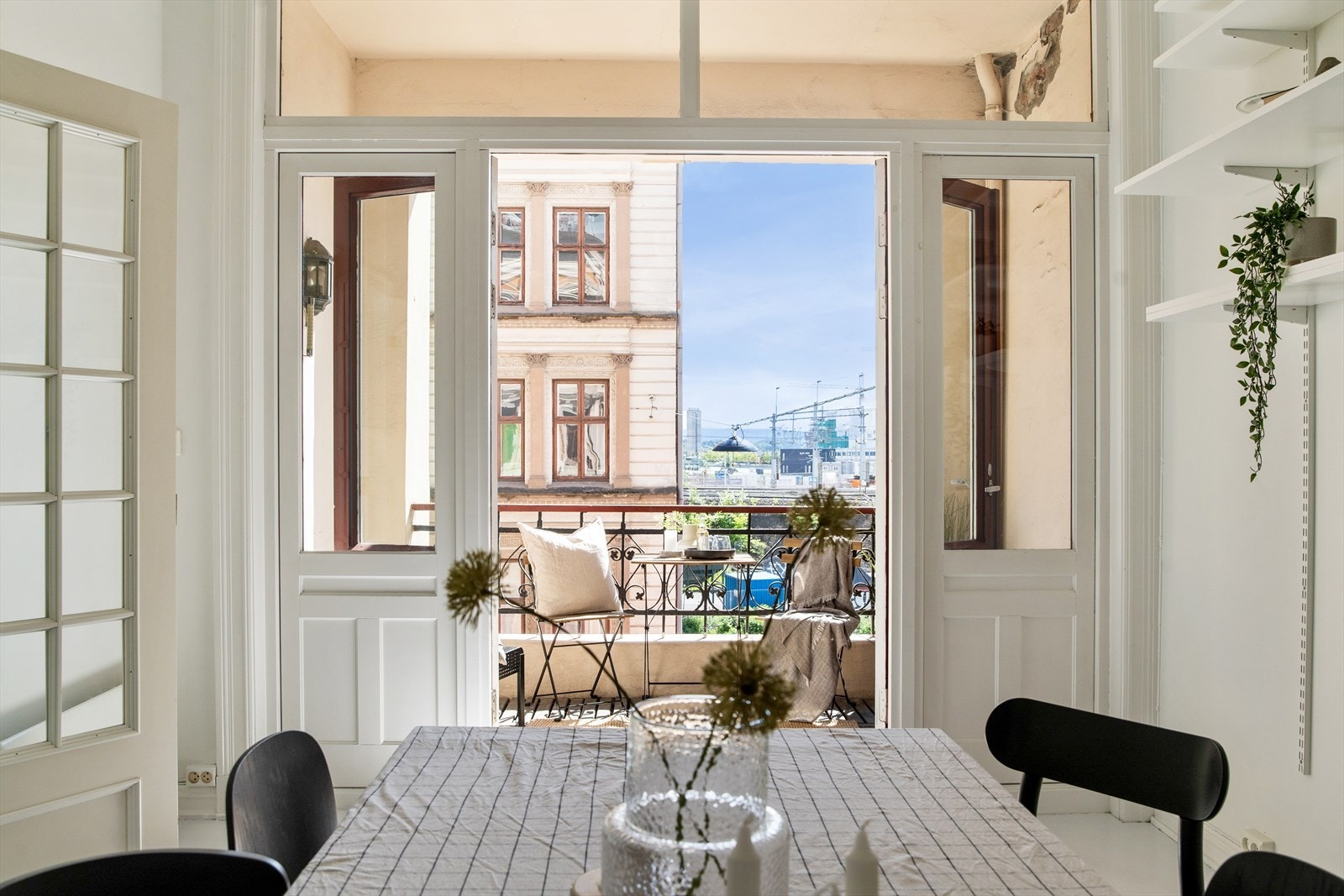 Fra spisestuen er det utgang til leilighetens sydvestvendt veranda på ca. 5 m². Galleribilde