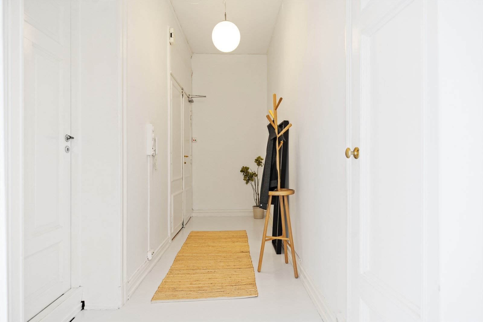 Det er god plass til å henge fra seg yttertøy og sette fra seg sko. Bak den originale tredøren er det et lite garderobeskap Galleribilde