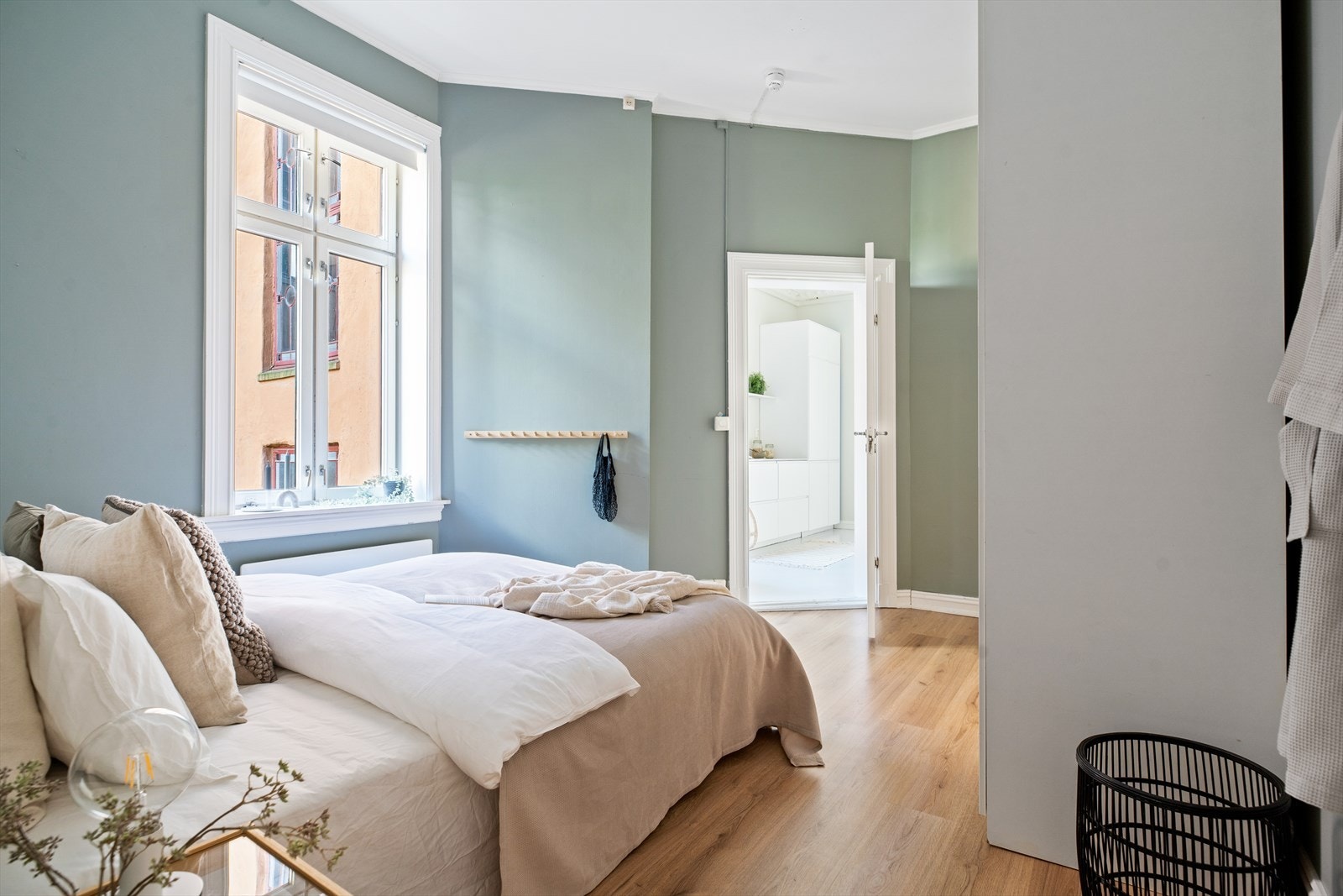 Veggene er malt i en tidsriktig og behagelig fargetone. Galleribilde