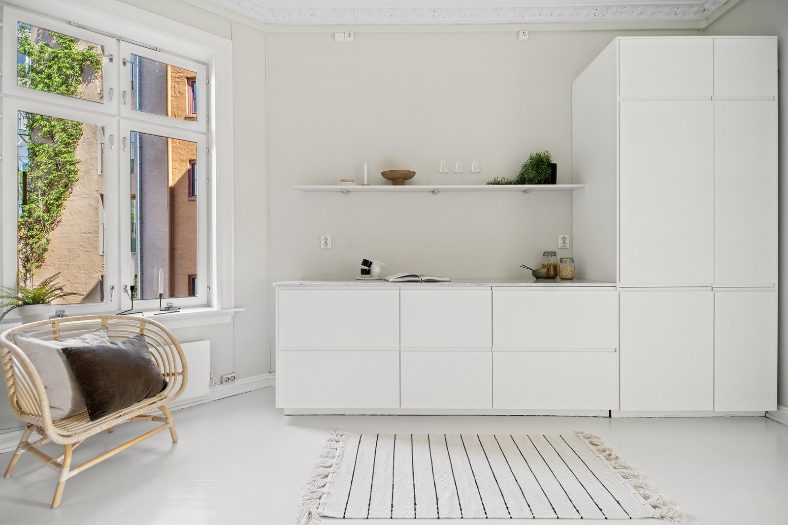 Kjøkkenet er romslig og luftig med eget vindu. Det er godt med skap- og benkeplass. Galleribilde