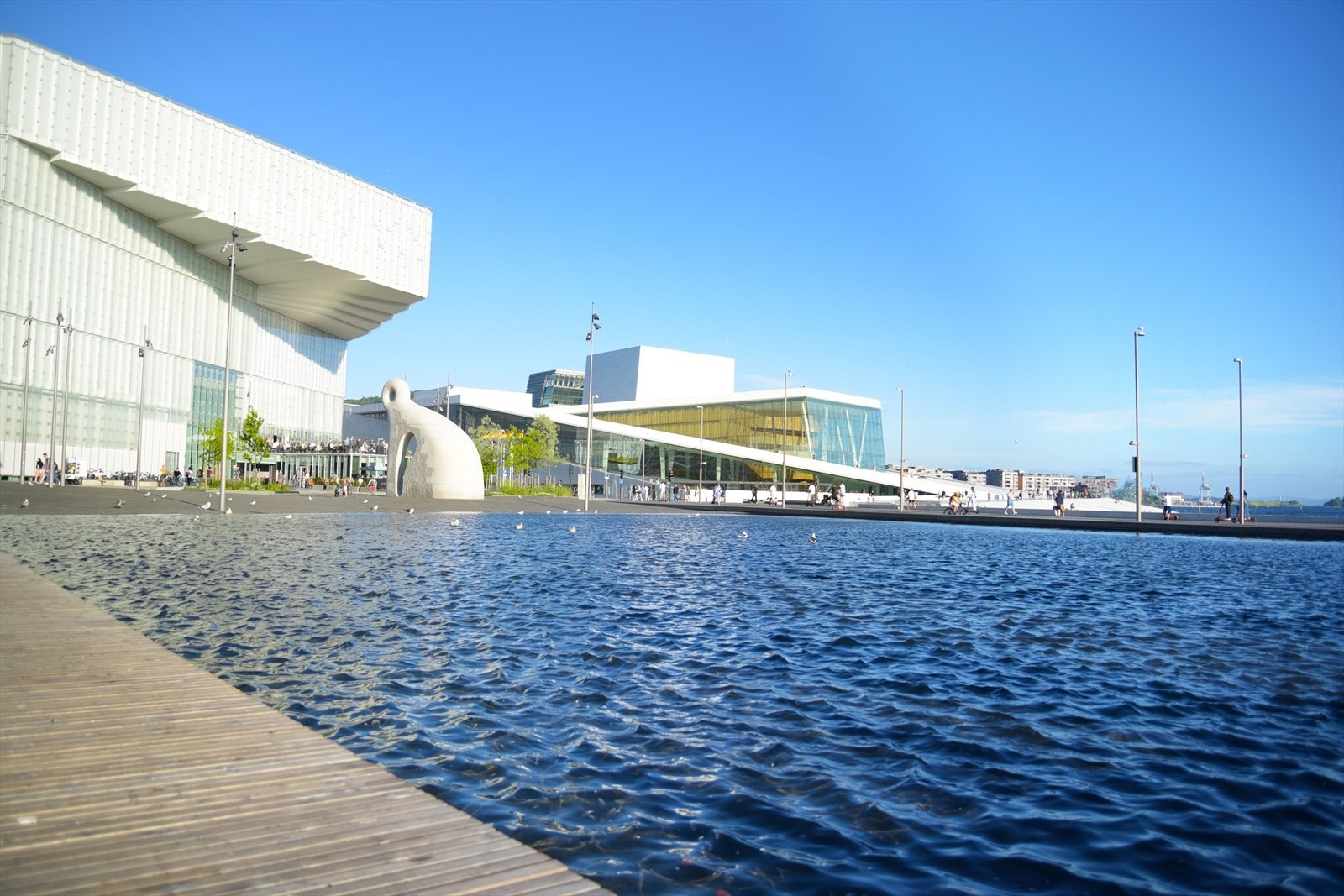 Beliggenheten er sentral med kort vei til Bjørvika hvor man finner Nye Deichmanske og Den Norsk Opera mm. Galleribilde