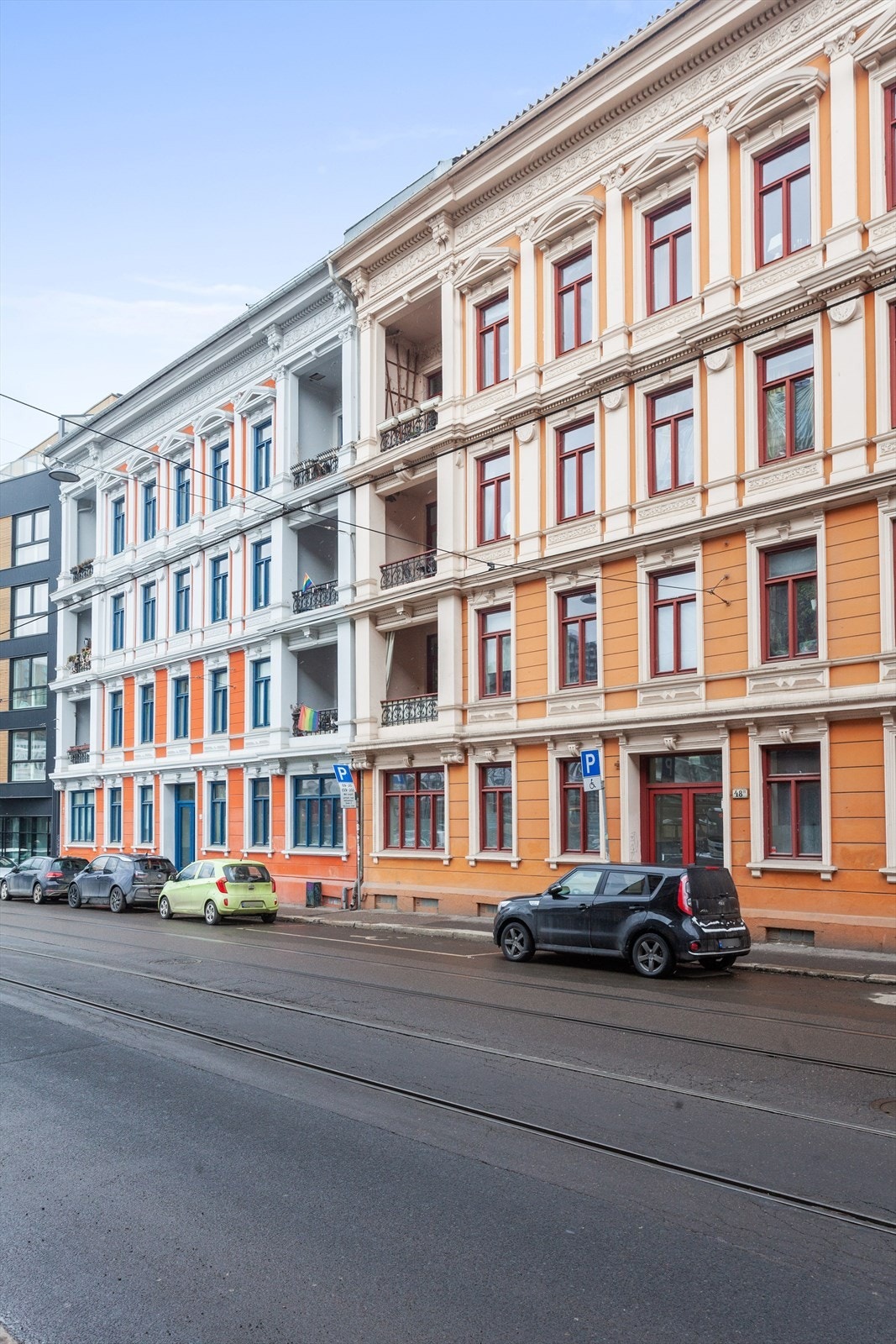 Fasade - Dette er en av få 1890-talls bygårder i området med innbygget balkong ut mot byggets forside. Galleribilde