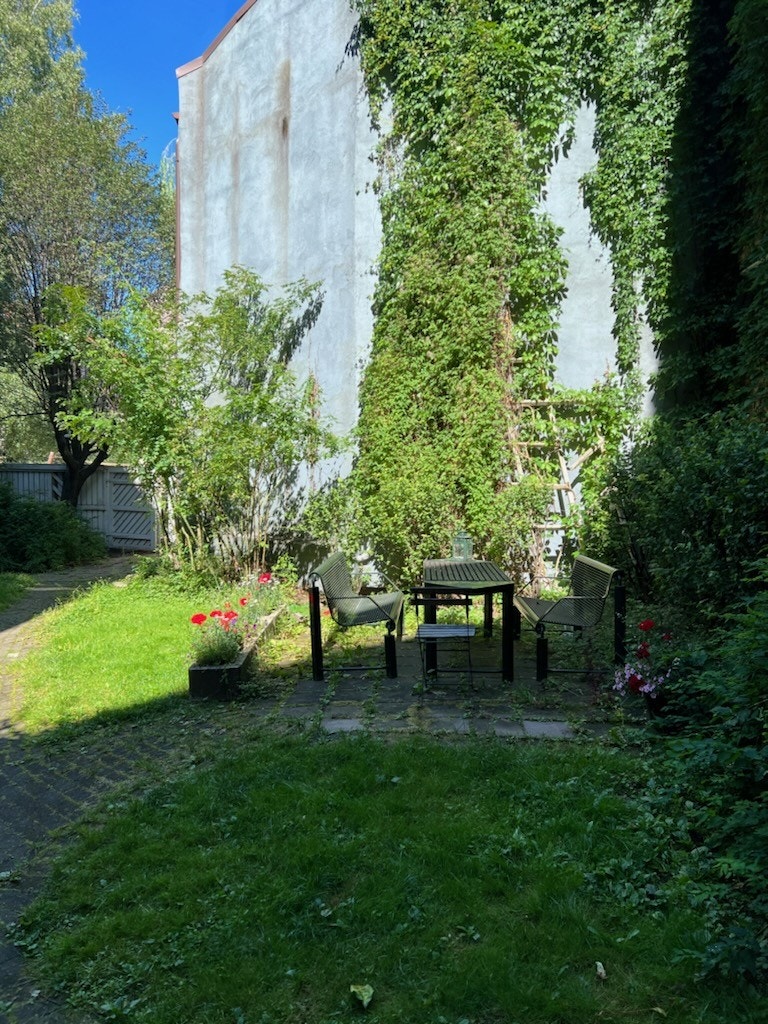 Sameiet har en frodig og trivelig felles bakgård med sittegruppe. Galleribilde