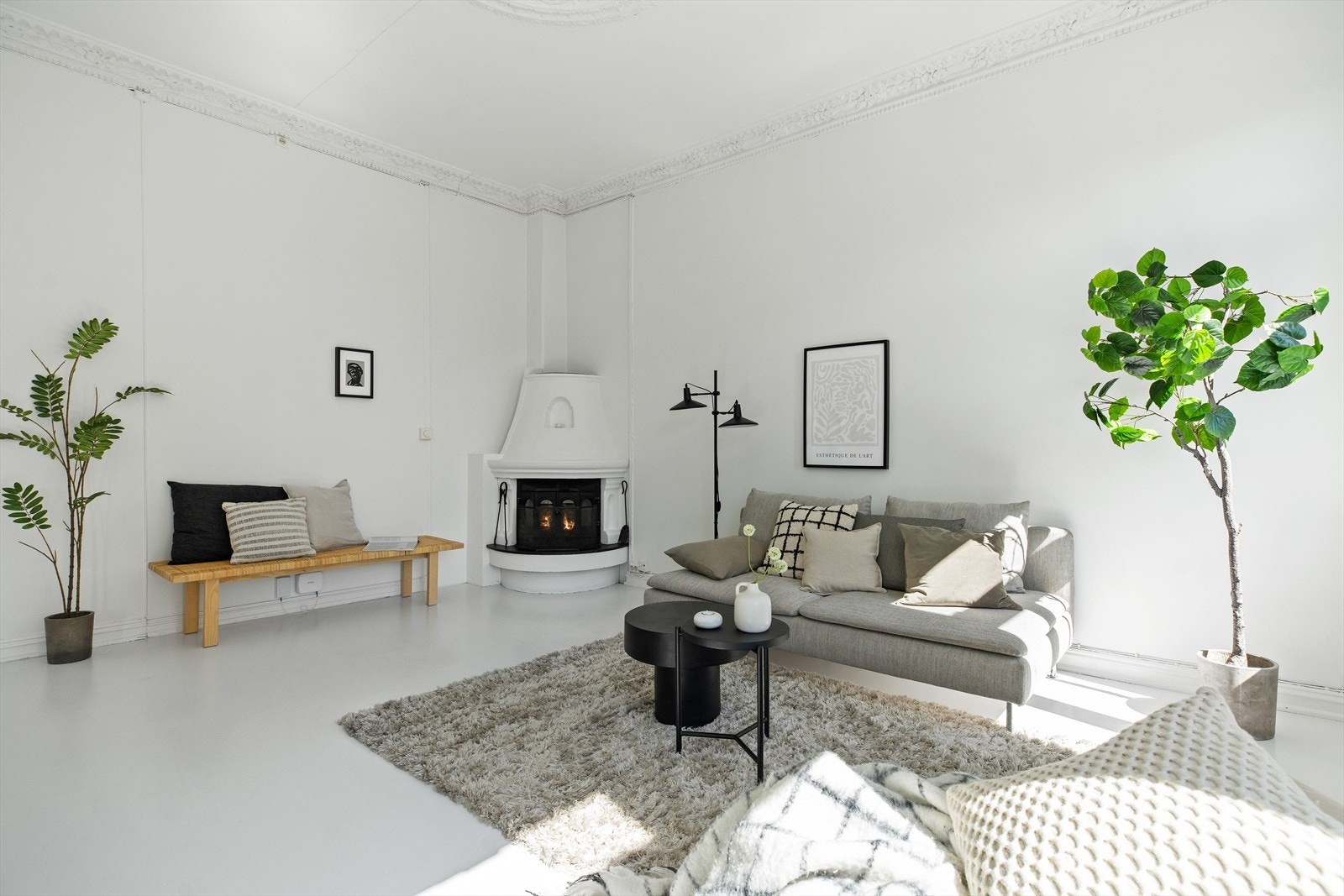 Stuen har peis som gir god stemning og varmer godt på kjølige dager. Galleribilde