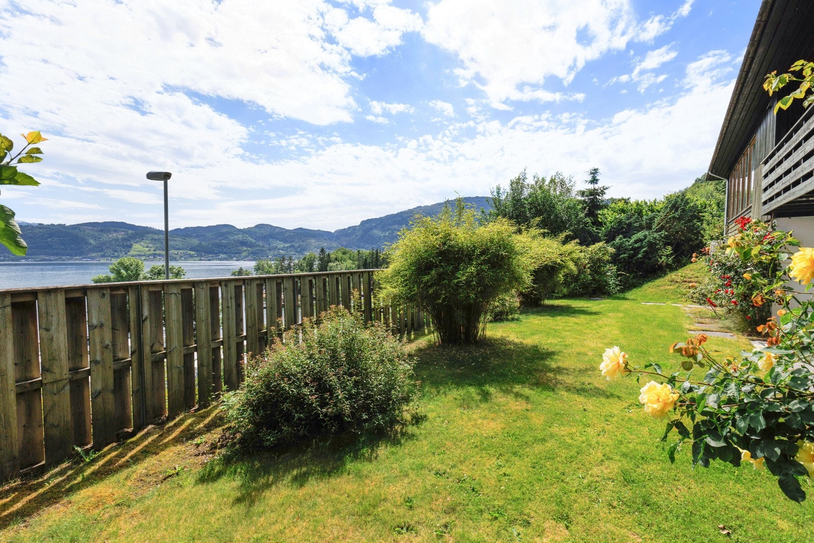 Stor flat hage som er fint beplantet. Galleribilde