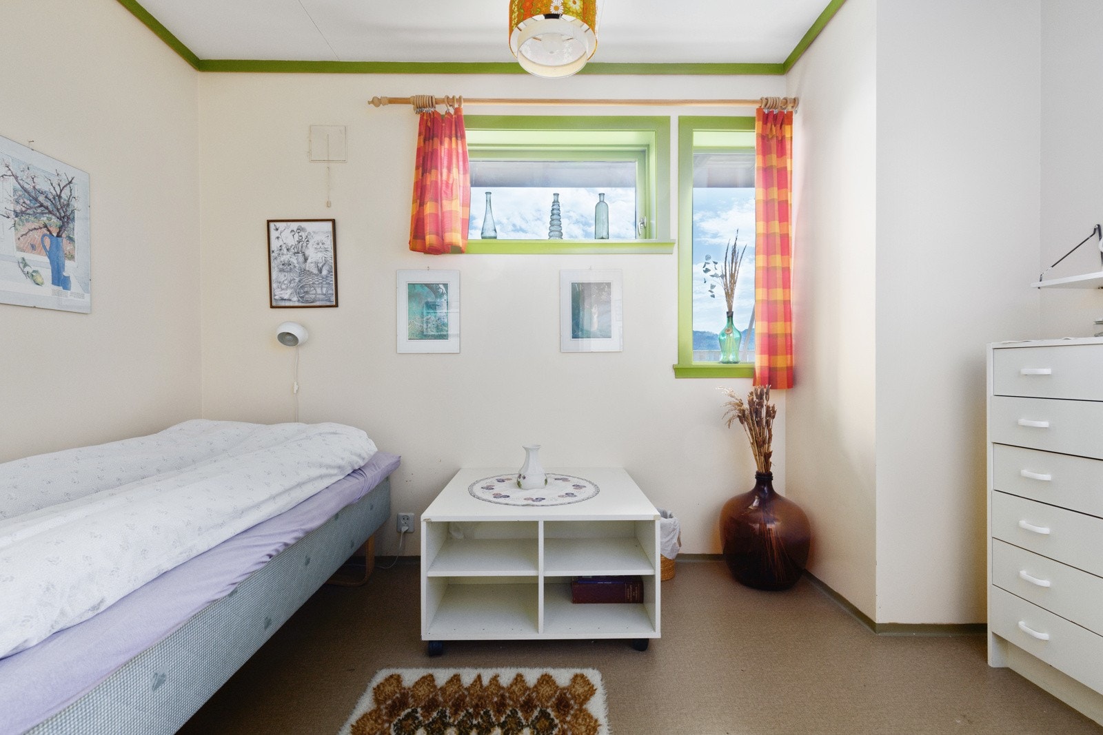 Ett av to soverom i underetasjen. Galleribilde