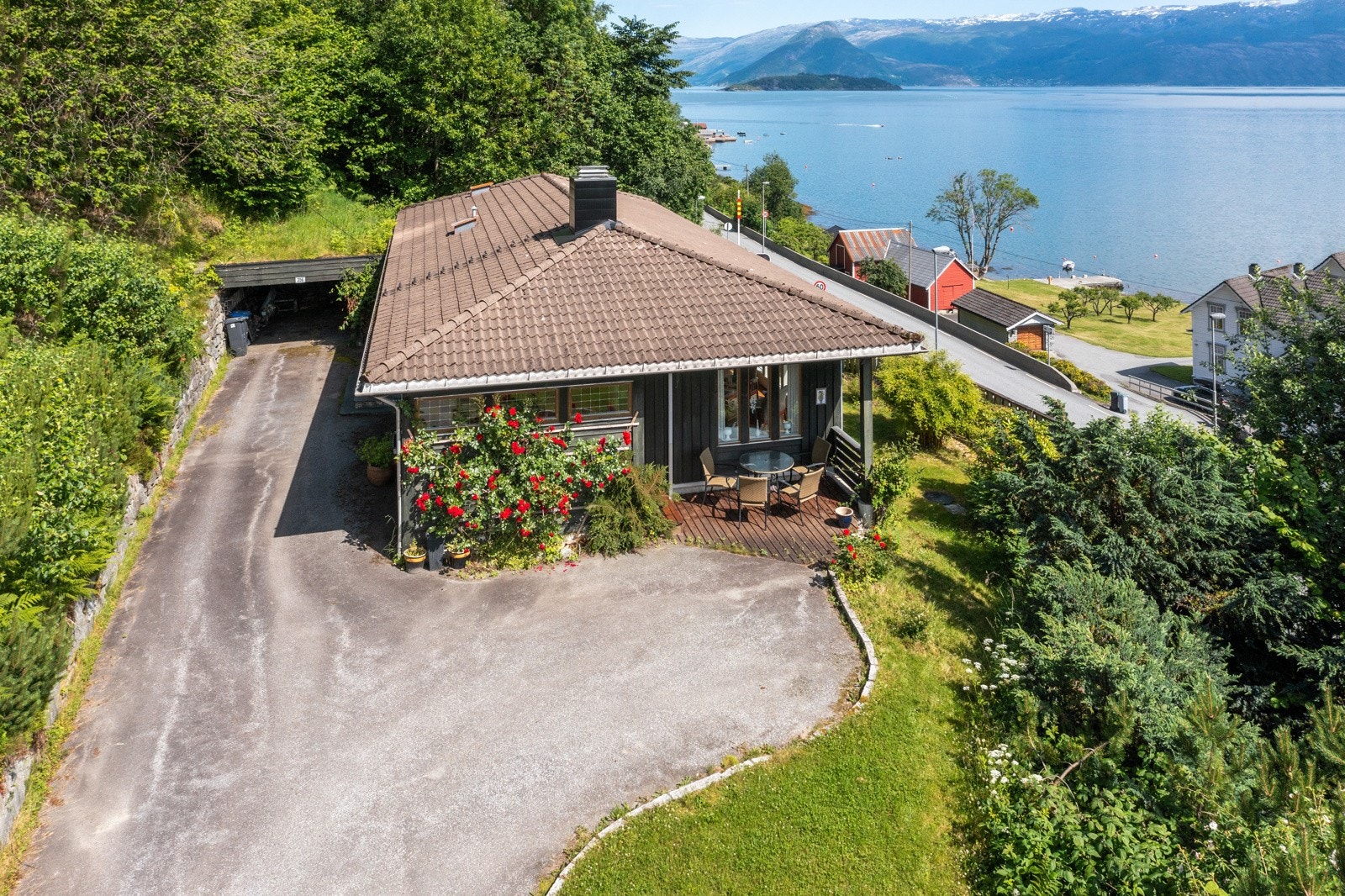 Stort tun med mye parkeringsplass for bil Galleribilde