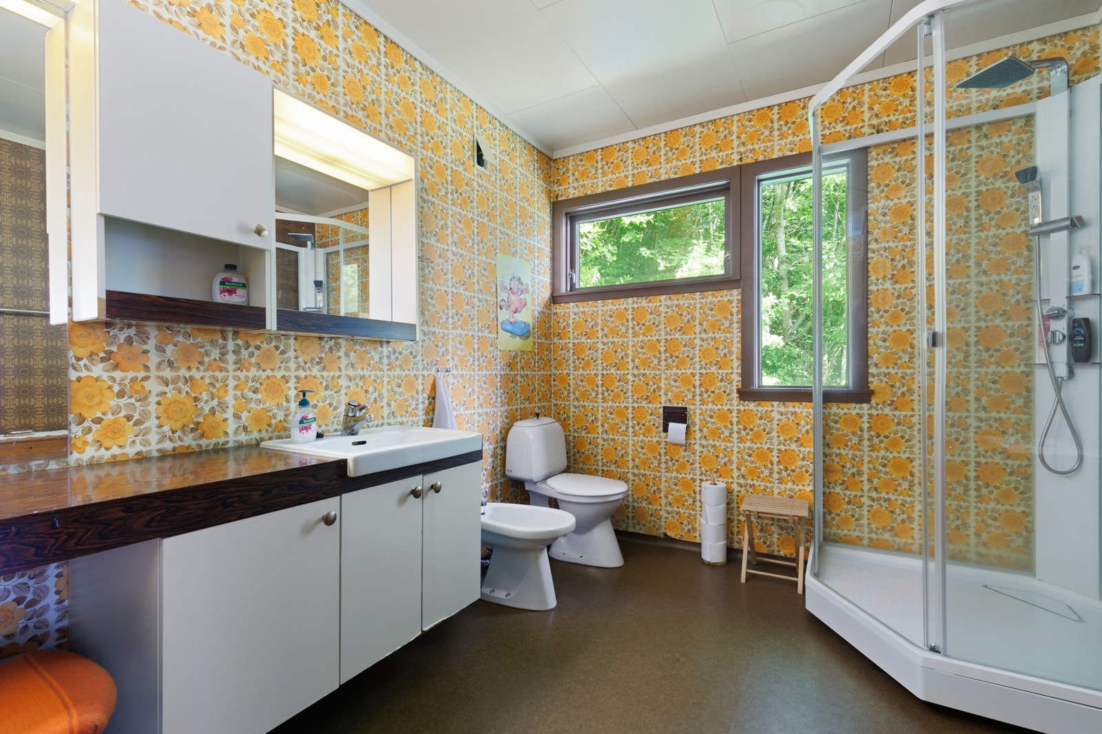 Baderom i hovedetasjen. Eldre standard, men av god størrelse. Galleribilde