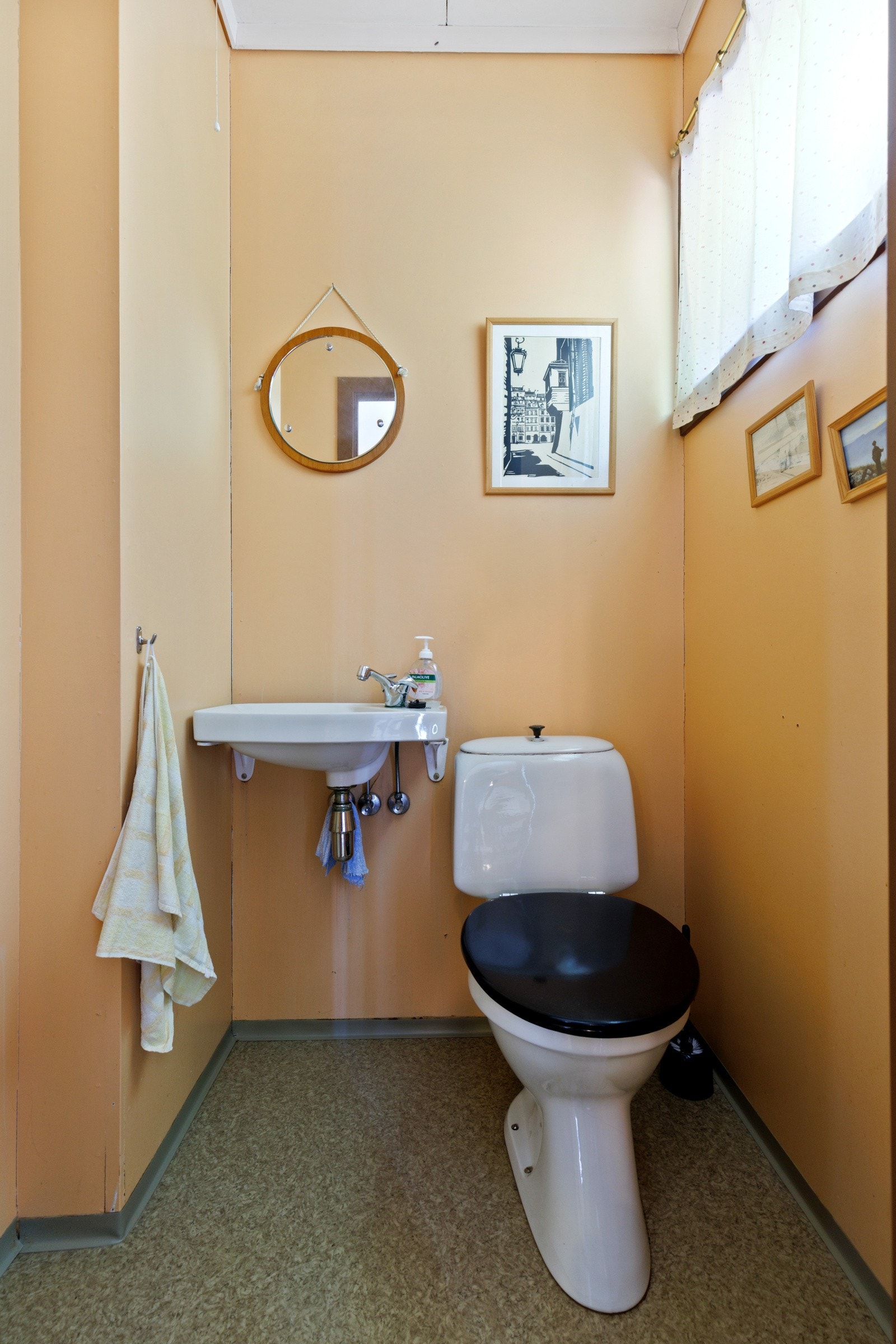 Praktisk toalett like ved inngangsparti. Galleribilde