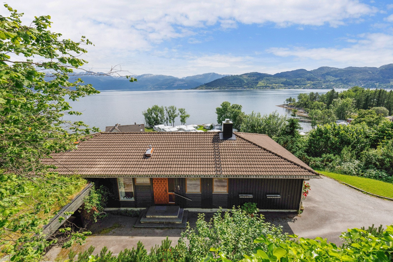 Eiendommen ligger med vid og flott utsikt utover Hardangerfjorden, mot Folgefonna og omkringliggende fjellområde! Galleribilde
